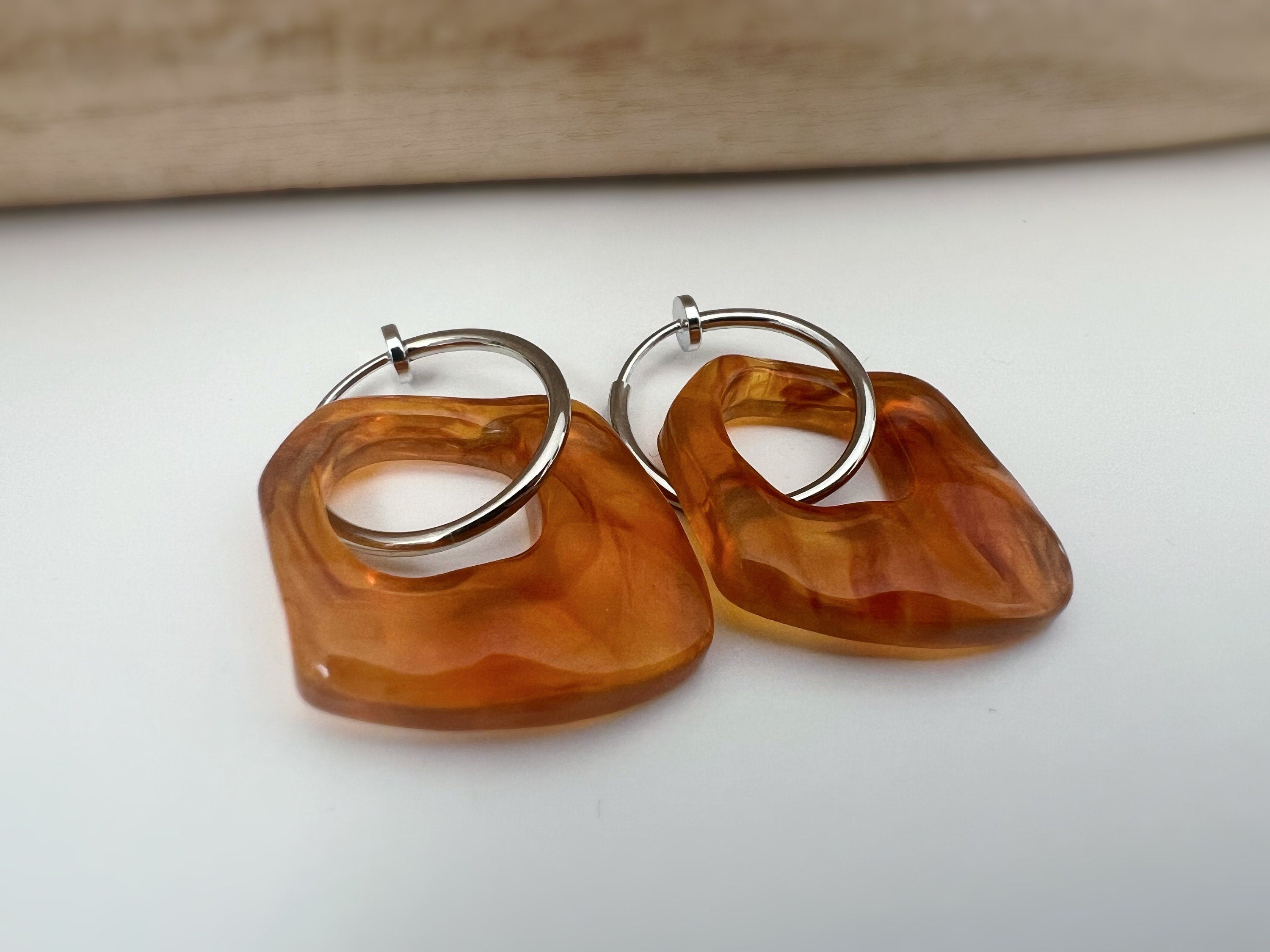 2 EN 1, Clips d'oreilles Anneaux Grand cercle Acétate Marron. Créoles Clips 18mm Argent / Or. CLIPS confortable Oreilles non percées.