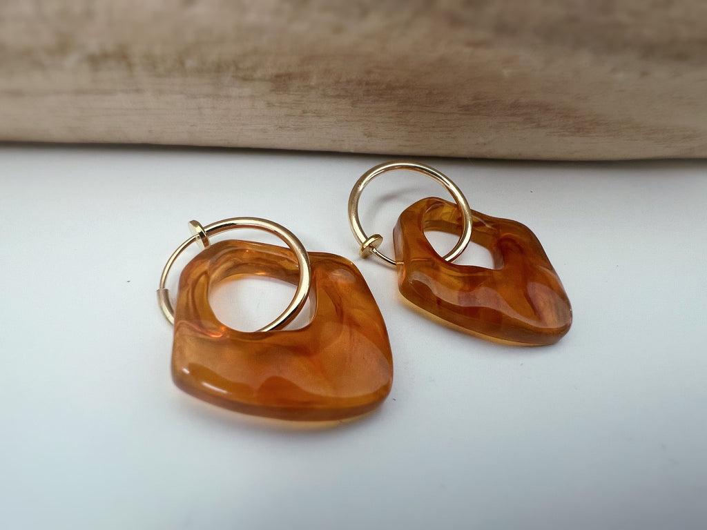 2 EN 1, Clips d'oreilles Anneaux Grand cercle Acétate Marron. Créoles Clips 18mm Argent / Or. CLIPS confortable Oreilles non percées.