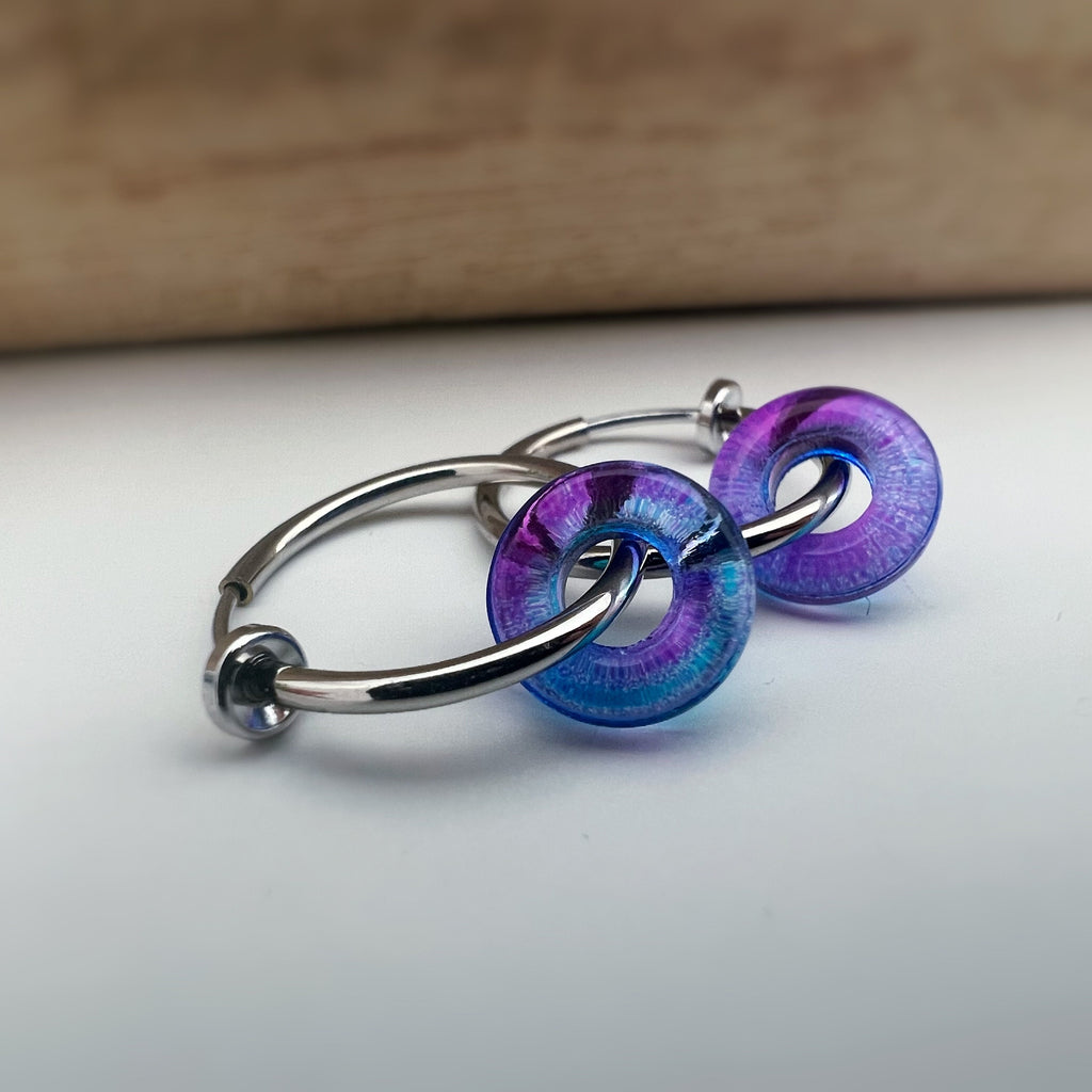 2 EN 1 Clips d'oreilles Anneaux Petit cercle Donut en verre bleu et violet Créoles Clips 18mm Argent/ Or Confortable Oreilles non percées.