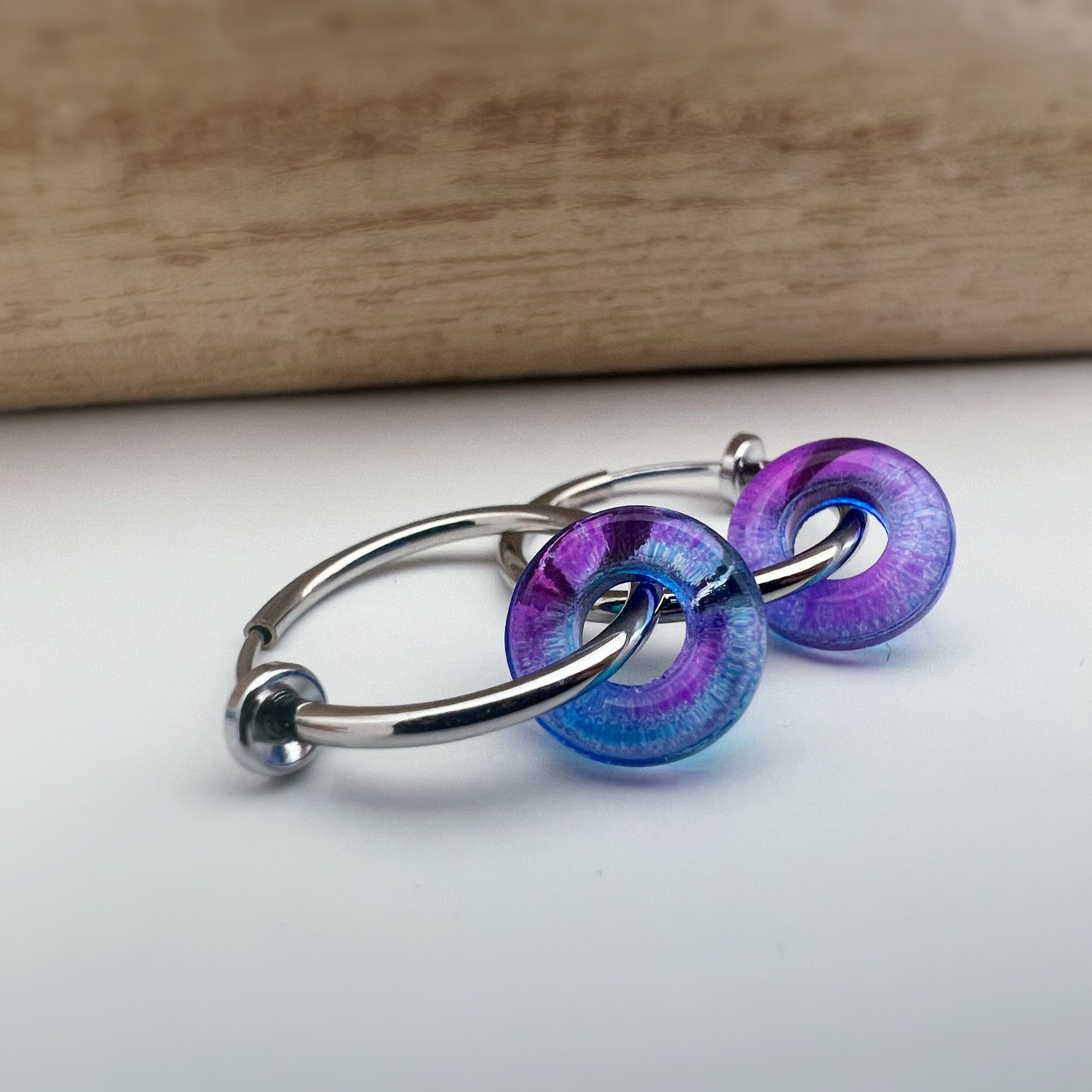 2 EN 1 Clips d'oreilles Anneaux Petit cercle Donut en verre bleu et violet Créoles Clips 18mm Argent/ Or Confortable Oreilles non percées.