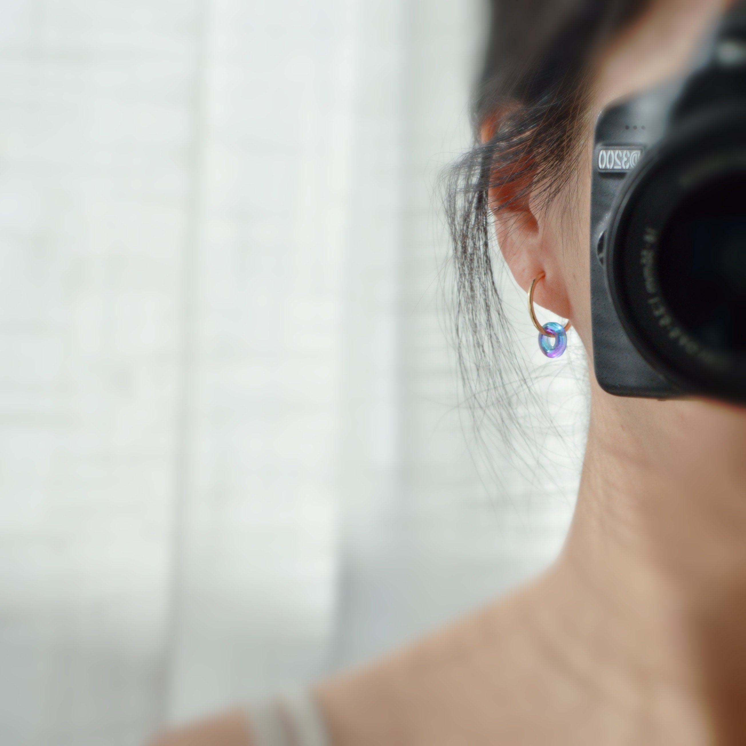 2 EN 1 Clips d'oreilles Anneaux Petit cercle Donut en verre bleu et violet Créoles Clips 18mm Argent/ Or Confortable Oreilles non percées.