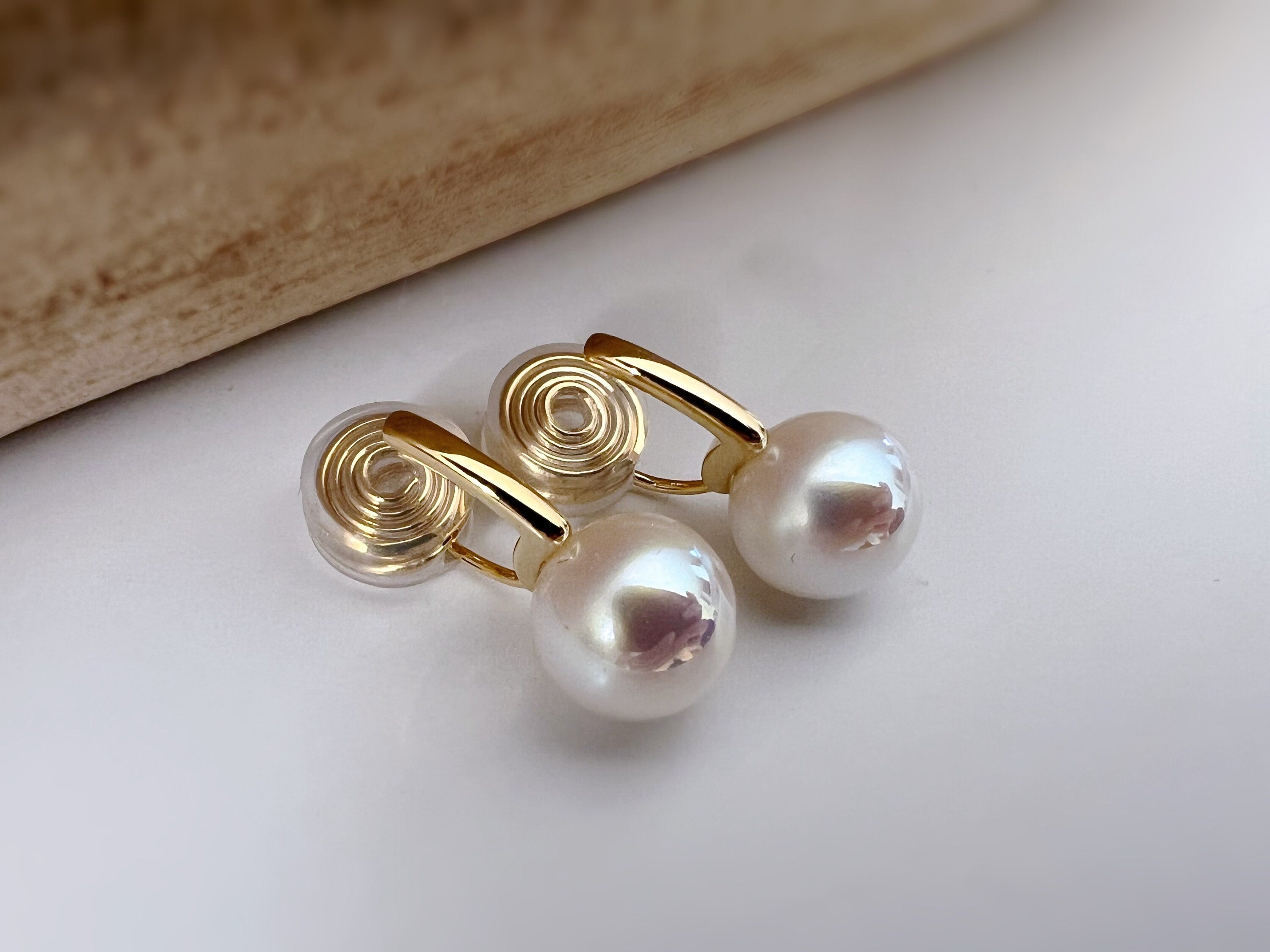 SANS DOULEUR ! Boucles d'oreilles CLIPS U spirale plaqué d'Or Perle blanche 10mm Barre Or. Clips d'oreilles confortable.