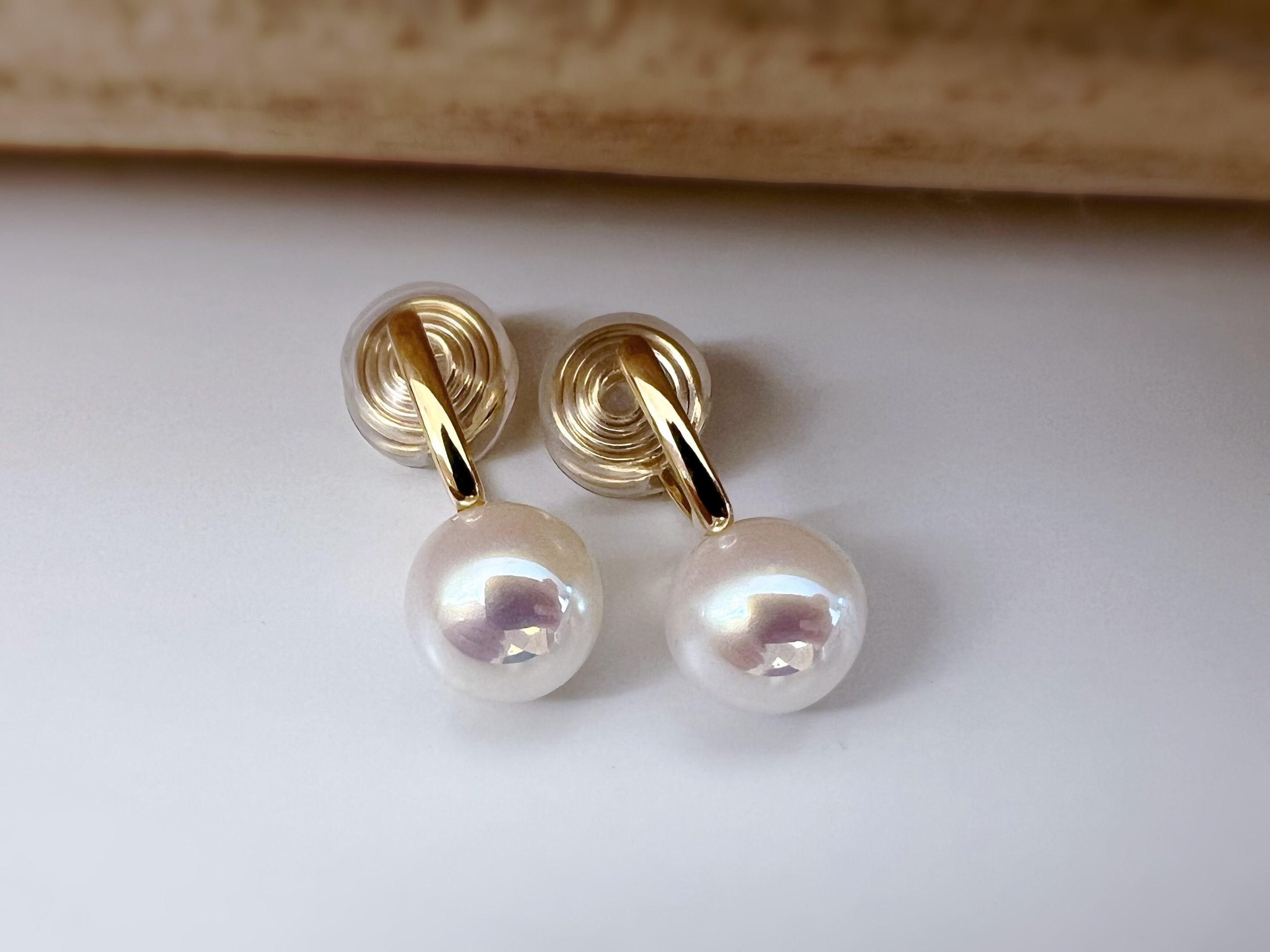 SANS DOULEUR ! Boucles d'oreilles CLIPS U spirale plaqué d'Or Perle blanche 10mm Barre Or. Clips d'oreilles confortable.