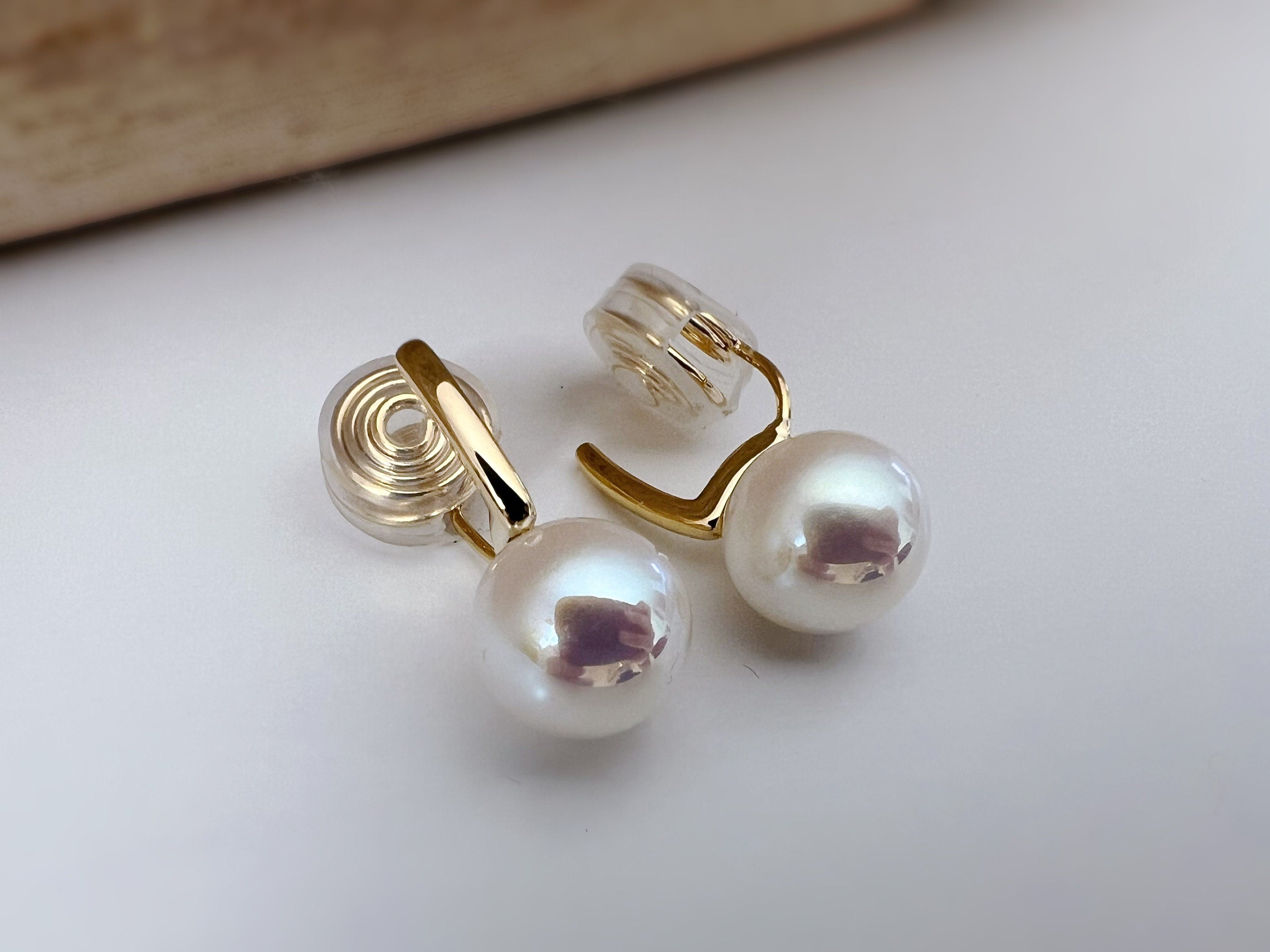 SANS DOULEUR ! Boucles d'oreilles CLIPS U spirale plaqué d'Or Perle blanche 10mm Barre Or. Clips d'oreilles confortable.
