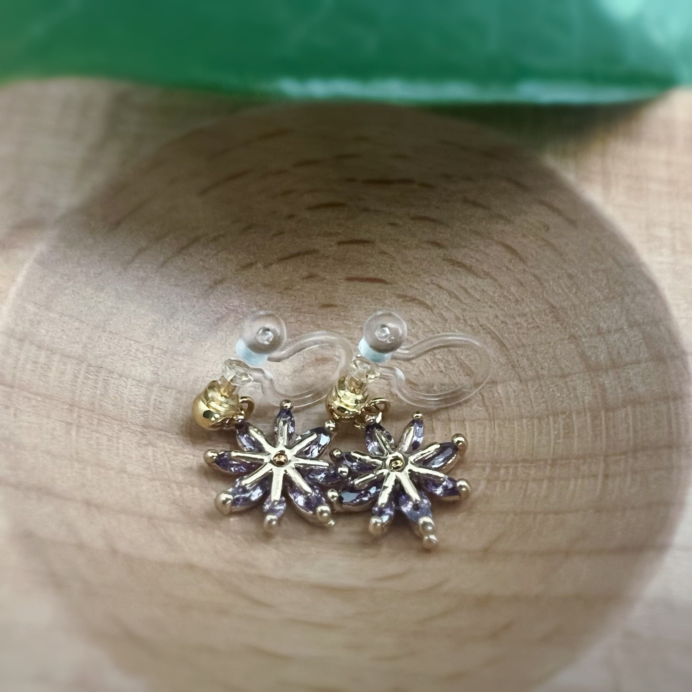 Purple daisy dangling resin ear clips, Flower Zircon CLIPS Invisible delicate daily comfortable