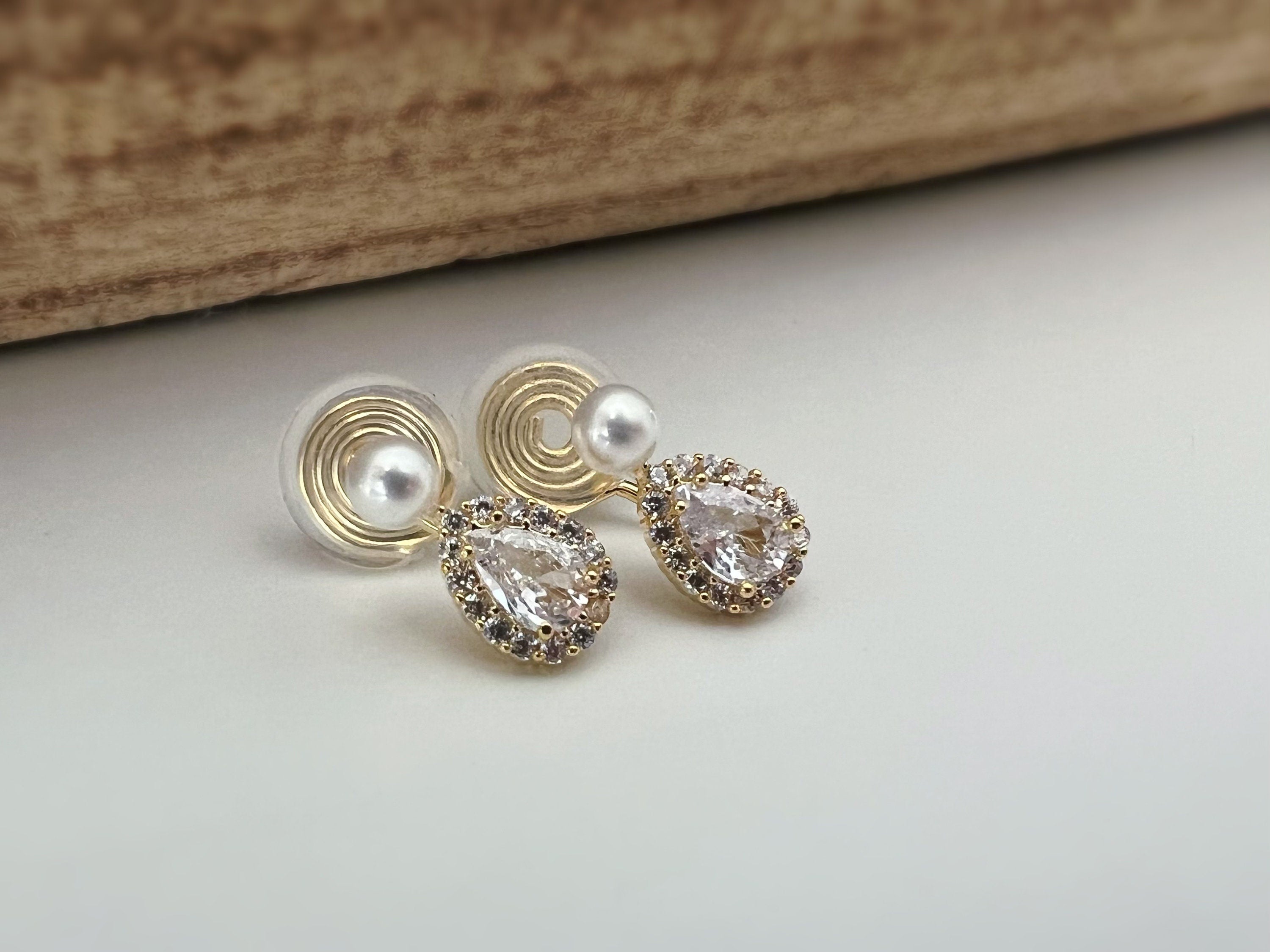 SANS DOULEUR ! Boucles d'oreilles CLIPS U spirale plaqué d'Or mini Perle blanche 4mm Goutte d'eau Zircon. Clips d'oreilles confortable.