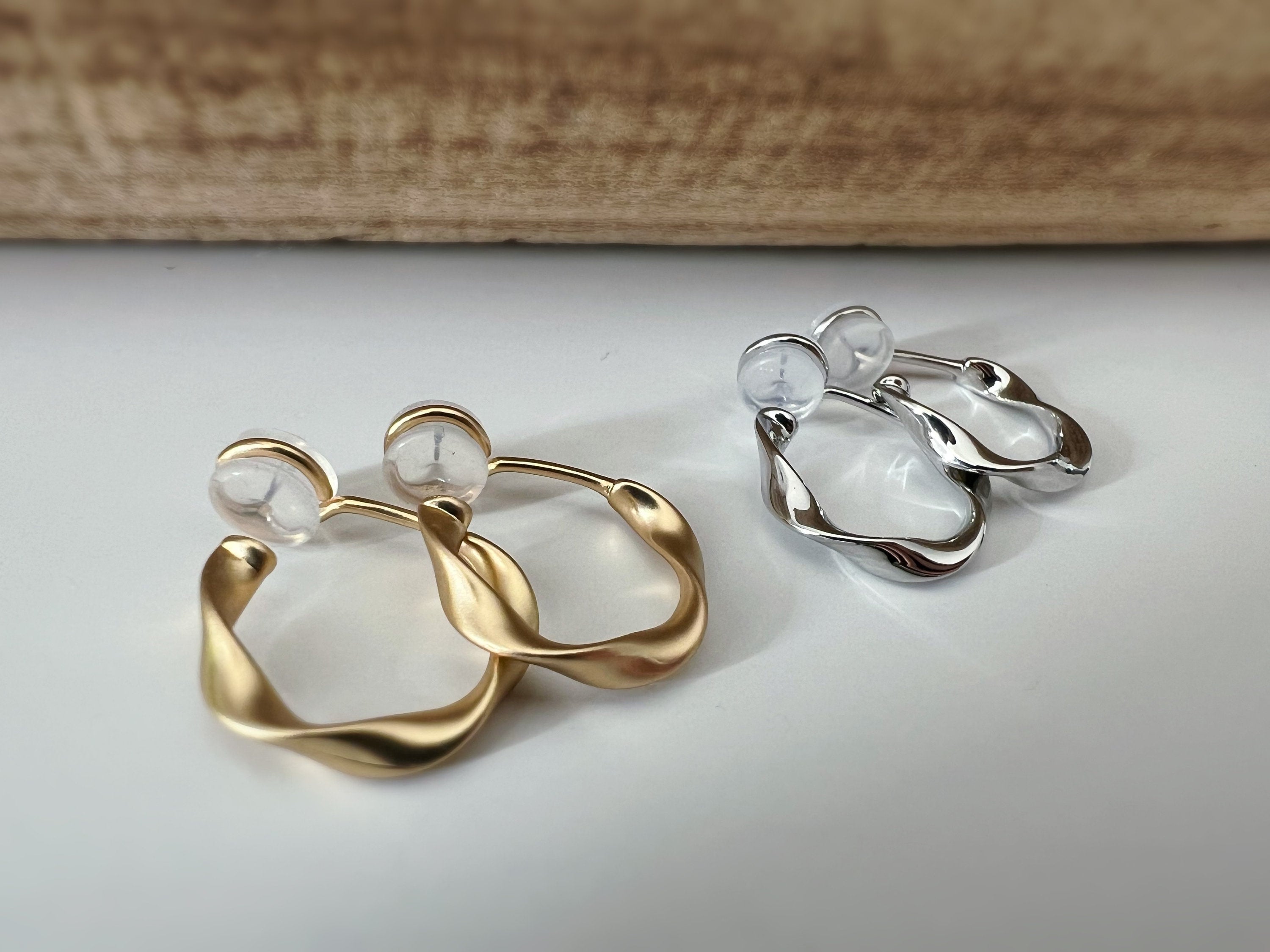 SANS DOULEUR ! 20mm Boucles d'oreilles CLIPS U Cercle torsadé Or Mat / Argent / Argent Mat. Clips d'oreilles confortable Boucles Délicates