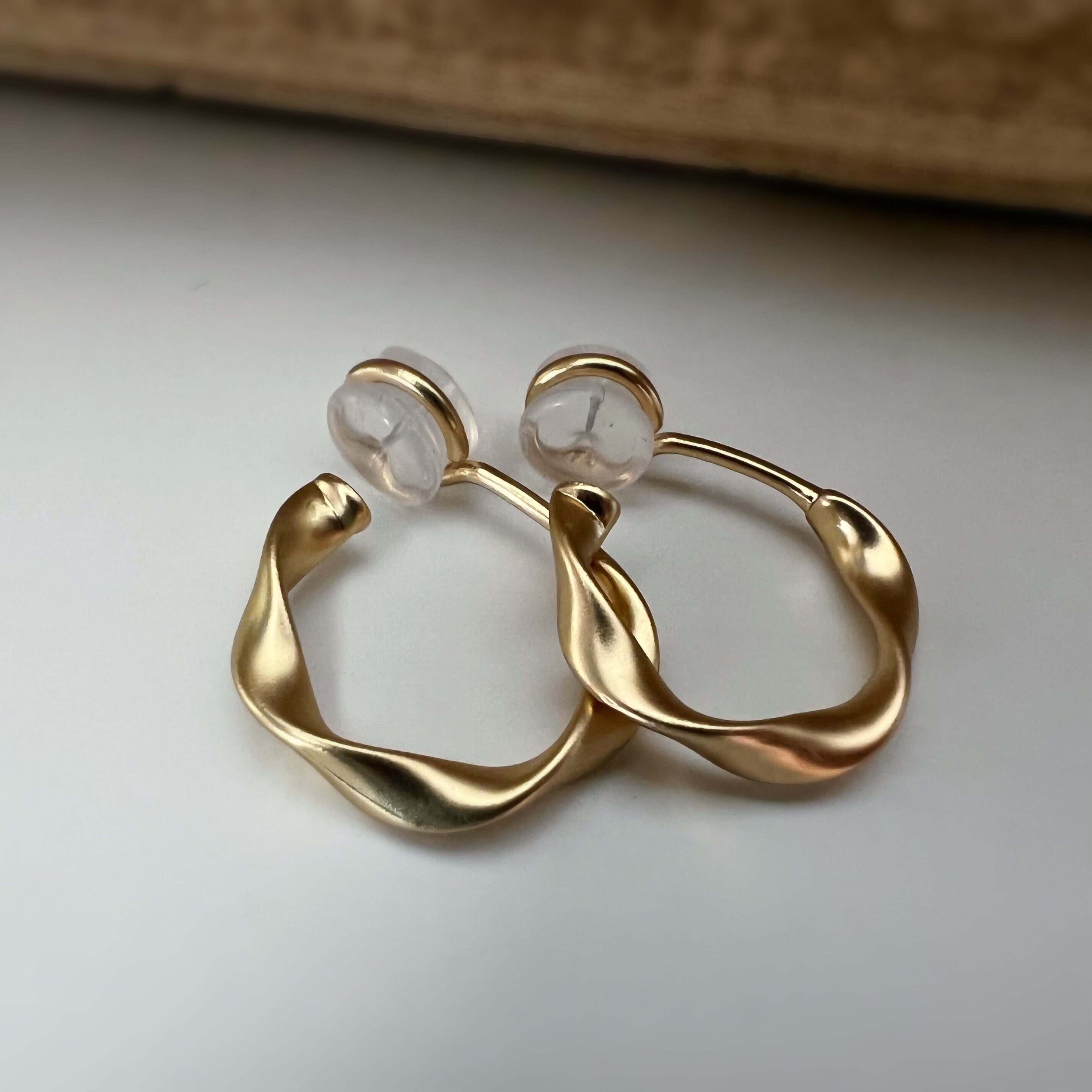 SANS DOULEUR ! 20mm Boucles d'oreilles CLIPS U Cercle torsadé Or Mat / Argent / Argent Mat. Clips d'oreilles confortable Boucles Délicates