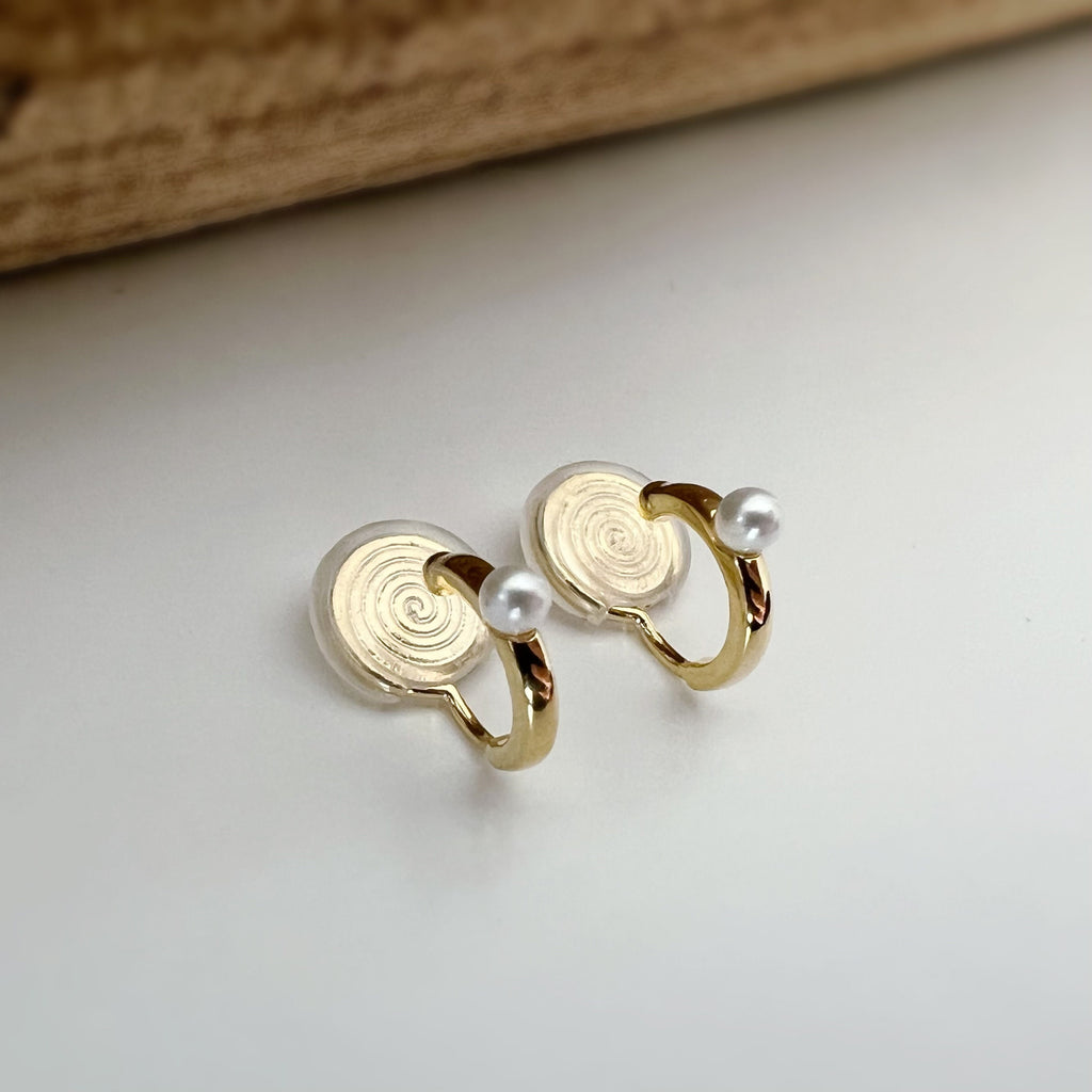 SANS DOULEUR ! Boucles d'oreilles CLIPS Petit cercle or avec mini perle blanche. Clips d'oreilles confortable Boucles Délicates