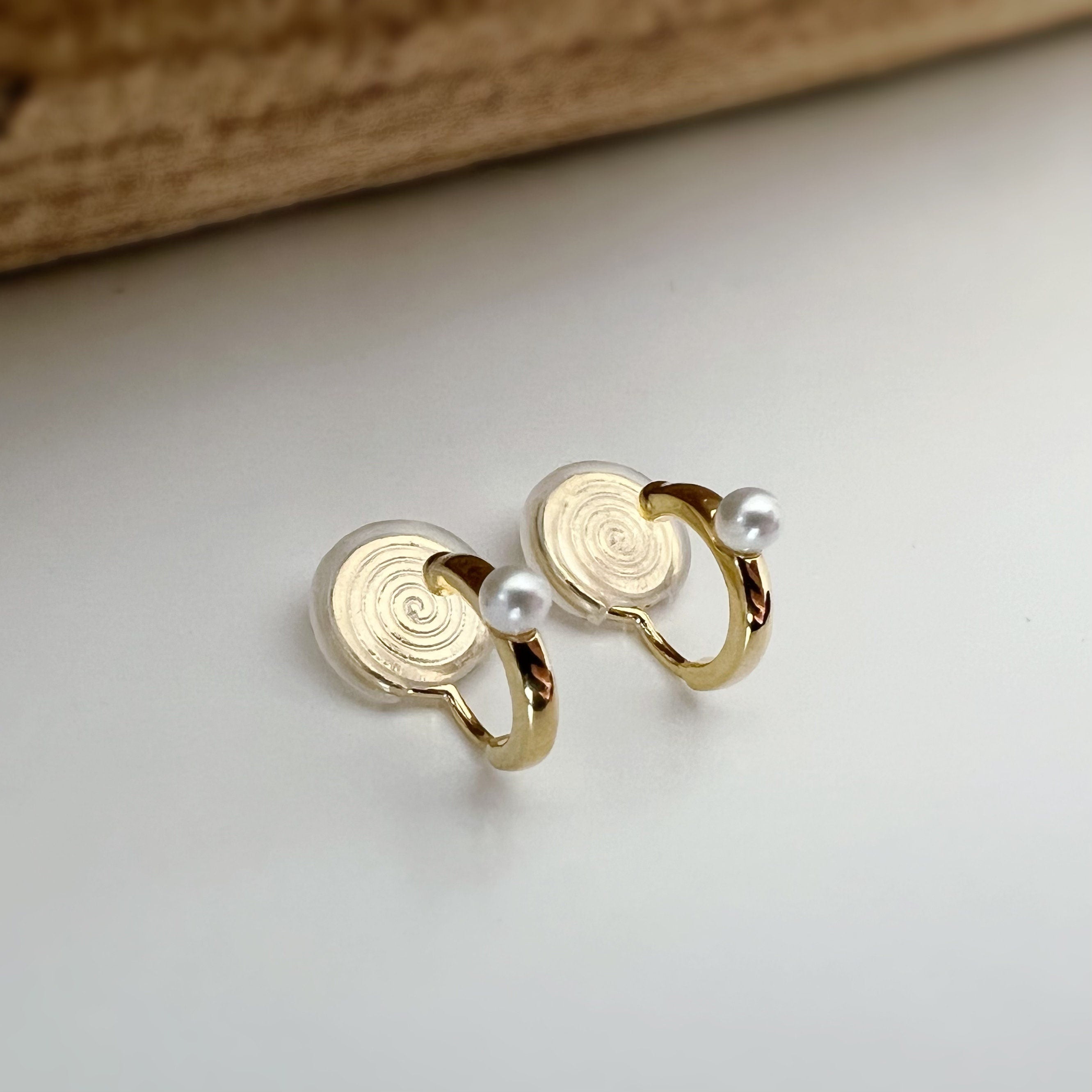 SANS DOULEUR ! Boucles d'oreilles CLIPS Petit cercle or avec mini perle blanche. Clips d'oreilles confortable Boucles Délicates