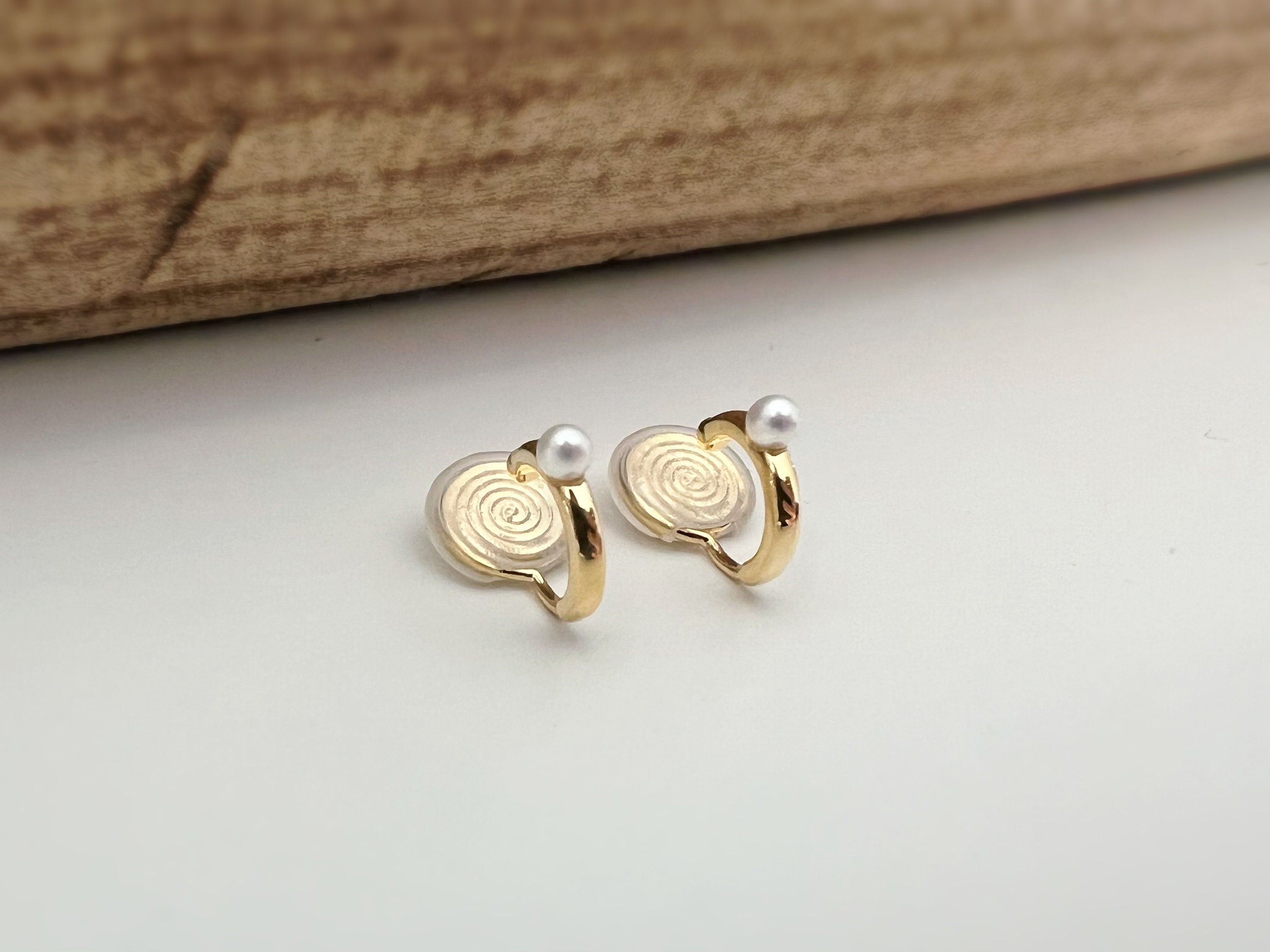 SANS DOULEUR ! Boucles d'oreilles CLIPS Petit cercle or avec mini perle blanche. Clips d'oreilles confortable Boucles Délicates