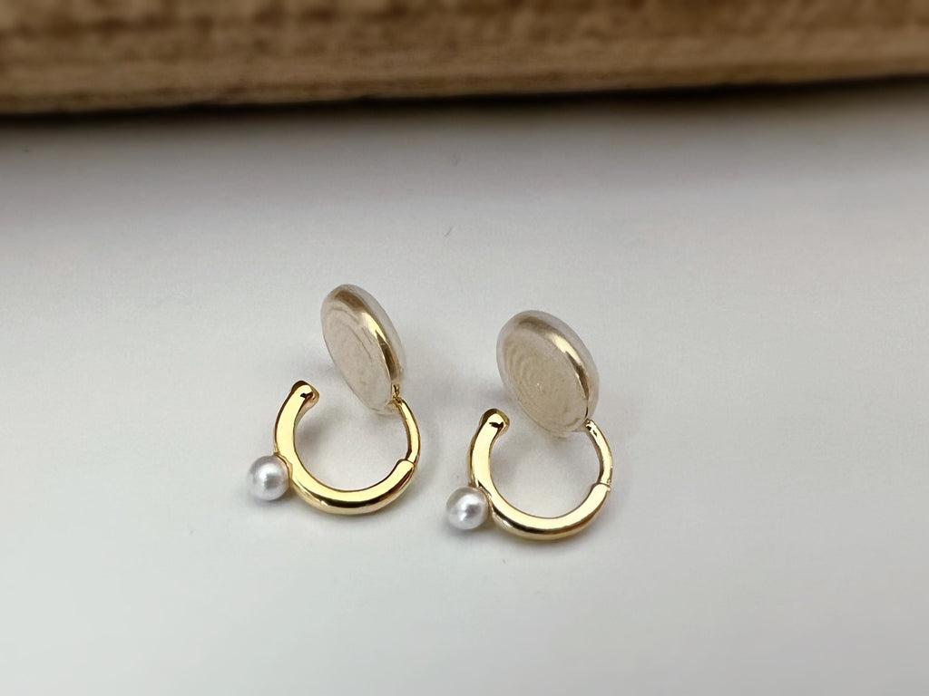 SANS DOULEUR ! Boucles d'oreilles CLIPS Petit cercle or avec mini perle blanche. Clips d'oreilles confortable Boucles Délicates