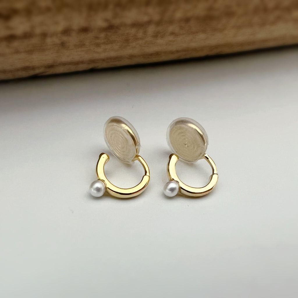 SANS DOULEUR ! Boucles d'oreilles CLIPS Petit cercle or avec mini perle blanche. Clips d'oreilles confortable Boucles Délicates