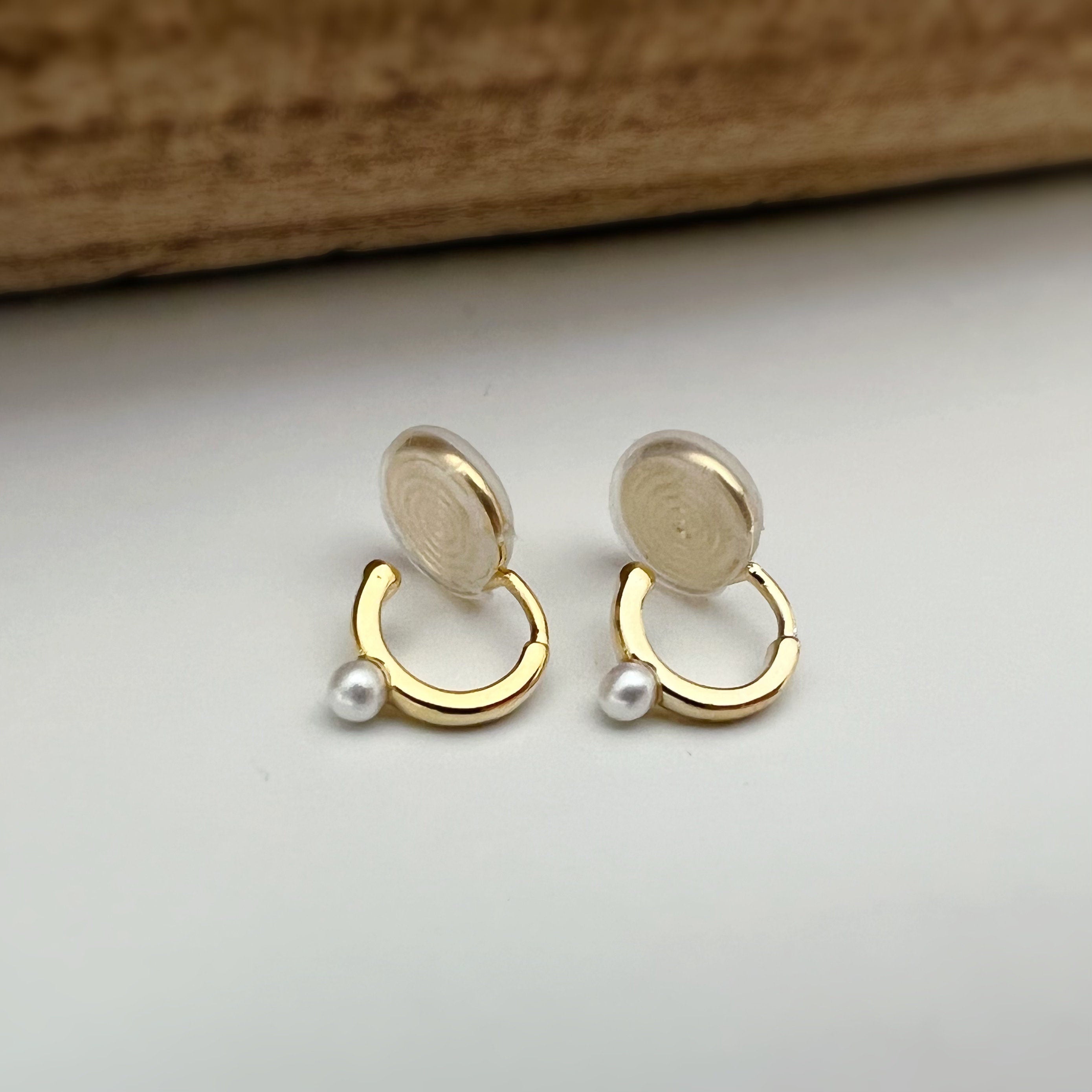 SANS DOULEUR ! Boucles d'oreilles CLIPS Petit cercle or avec mini perle blanche. Clips d'oreilles confortable Boucles Délicates