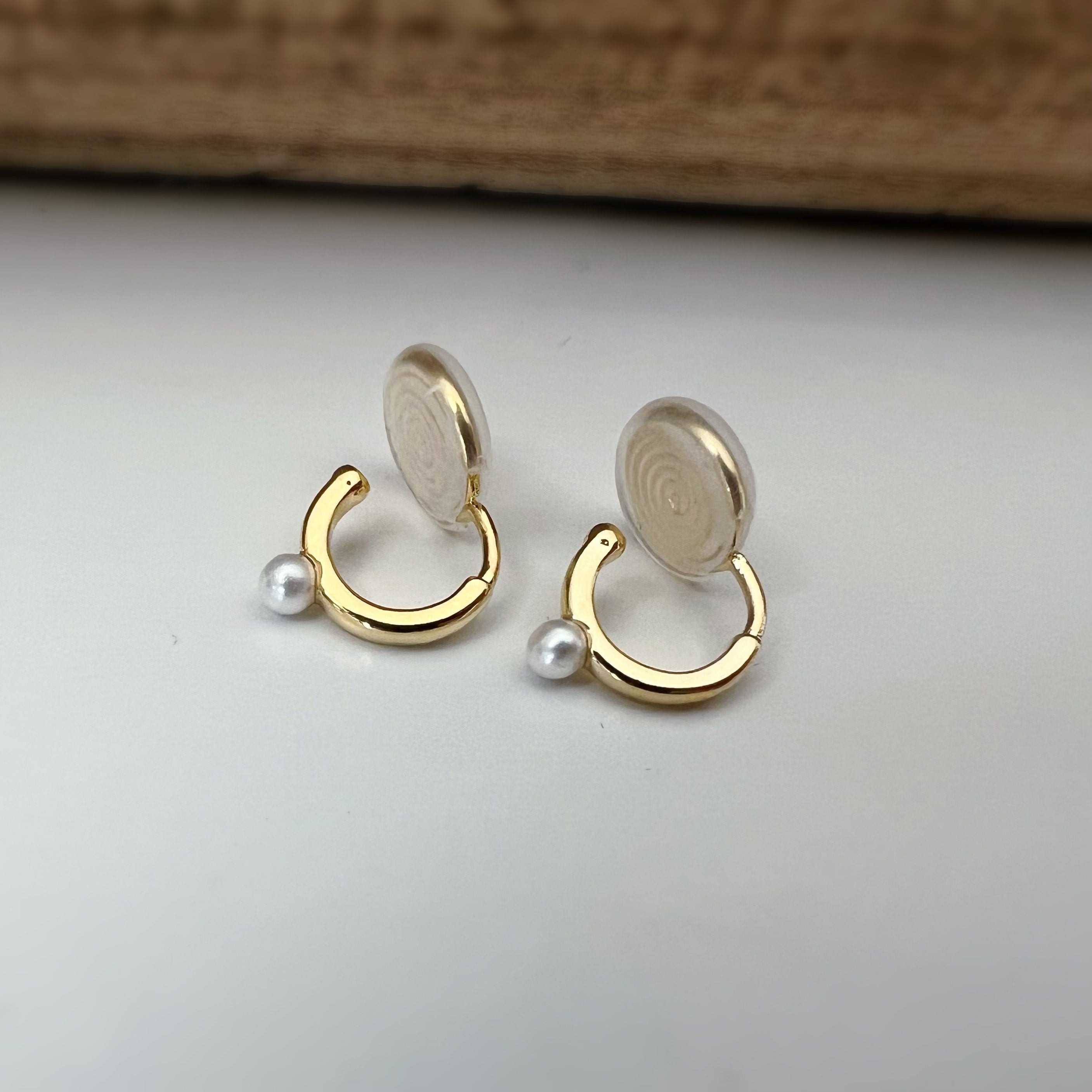 SANS DOULEUR ! Boucles d'oreilles CLIPS Petit cercle or avec mini perle blanche. Clips d'oreilles confortable Boucles Délicates