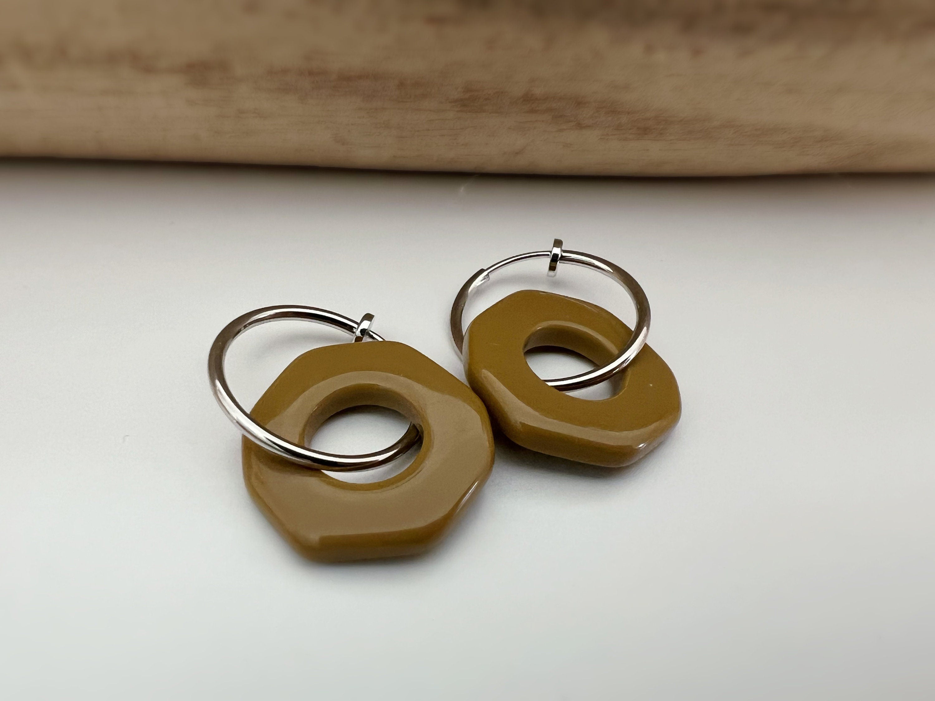 2 IN 1 Hoop Earrings Clips 20mm Silver Irregular Circles Color Coffee, Coffee with milk, Cream. Silver Hoop Ear Clips. Earrings.