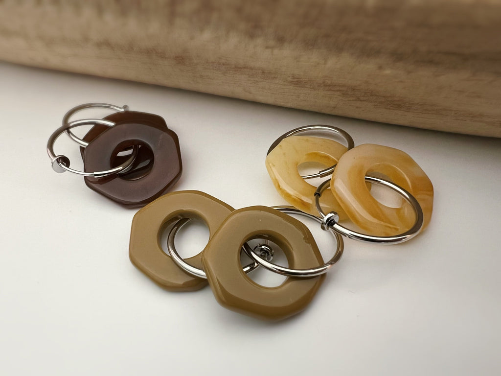 2 IN 1 Hoop Earrings Clips 20mm Silver Irregular Circles Color Coffee, Coffee with milk, Cream. Silver Hoop Ear Clips. Earrings.