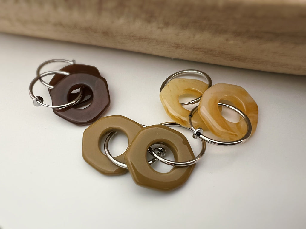 2 IN 1 Hoop Earrings Clips 20mm Silver Irregular Circles Color Coffee, Coffee with milk, Cream. Silver Hoop Ear Clips. Earrings.