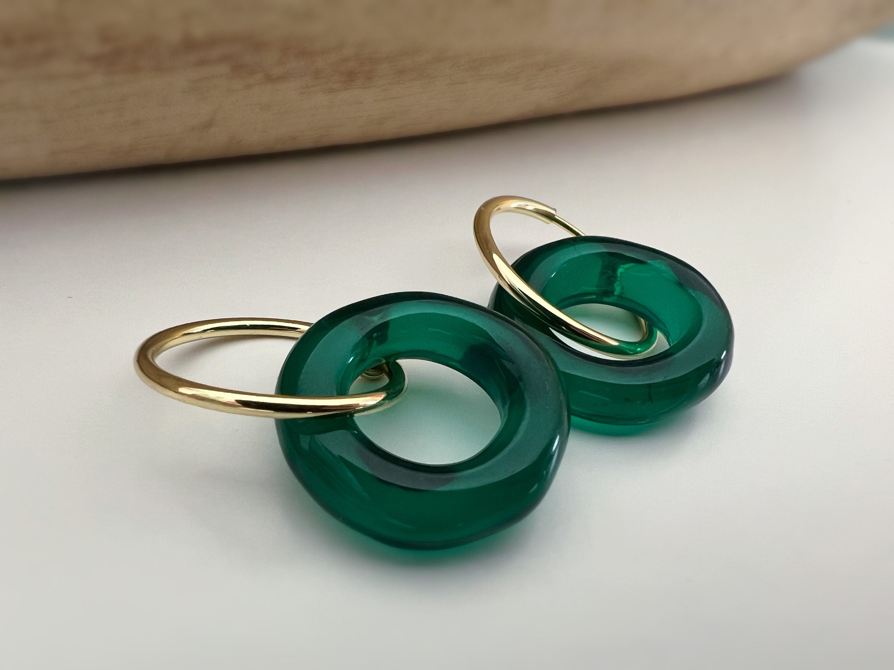 2 EN 1 Créoles Clips 20mm OR Cercle Violet / Vert paon / Beige / Marron. Clips d'oreilles Anneaux Or pour oreilles non percées.