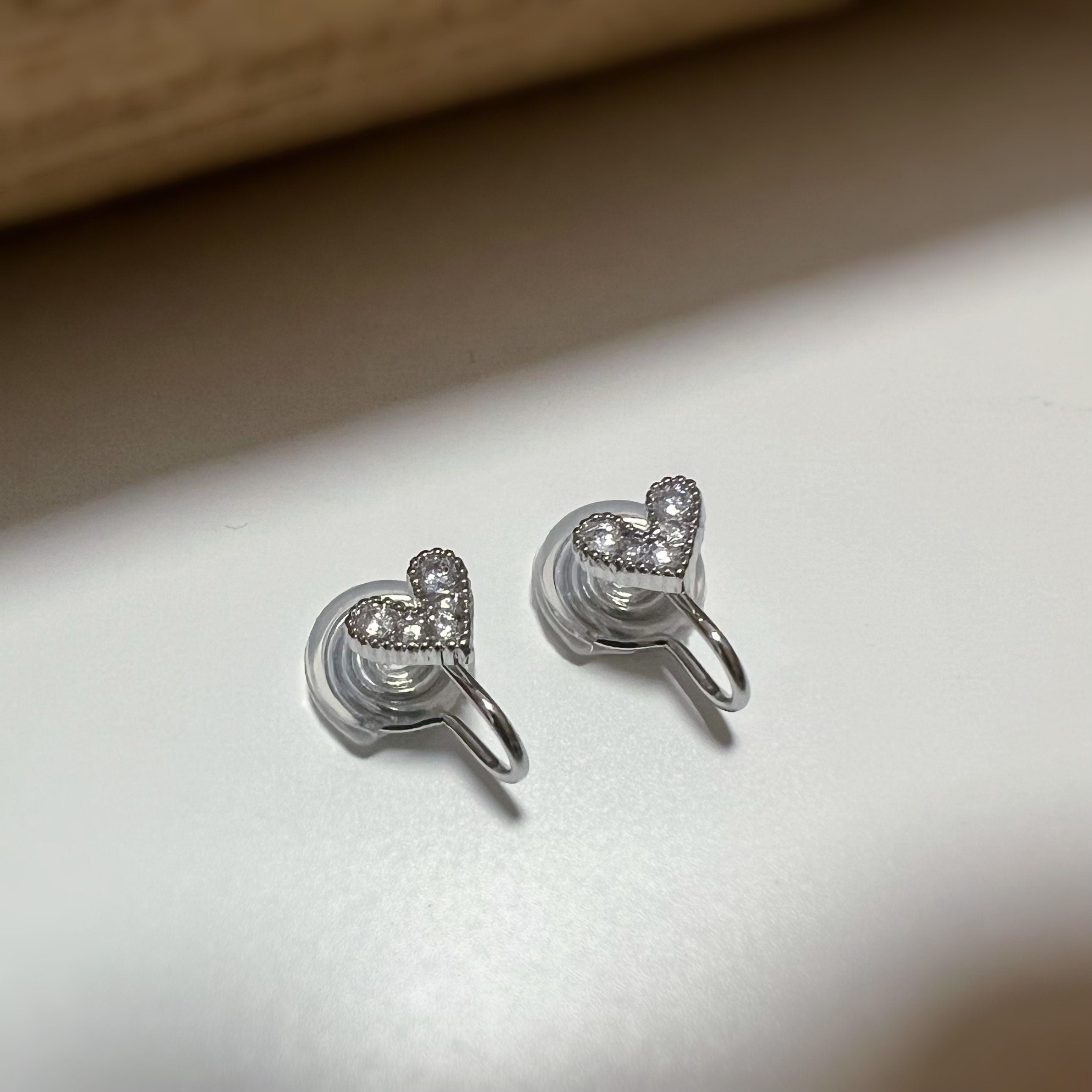 SANS DOULEUR ! Boucles d'oreilles CLIPS U spirale Mini Coeur strass Mini Zircon plaqué d'Or. Clips d'oreilles confortable.