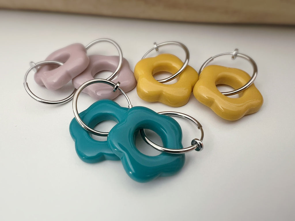 2 EN 1 Créoles Clips 20mm Argent/ Or Cercles fleur jaune / bleu / rose, Clips d'oreilles Anneaux Boucles d'oreilles à clips.