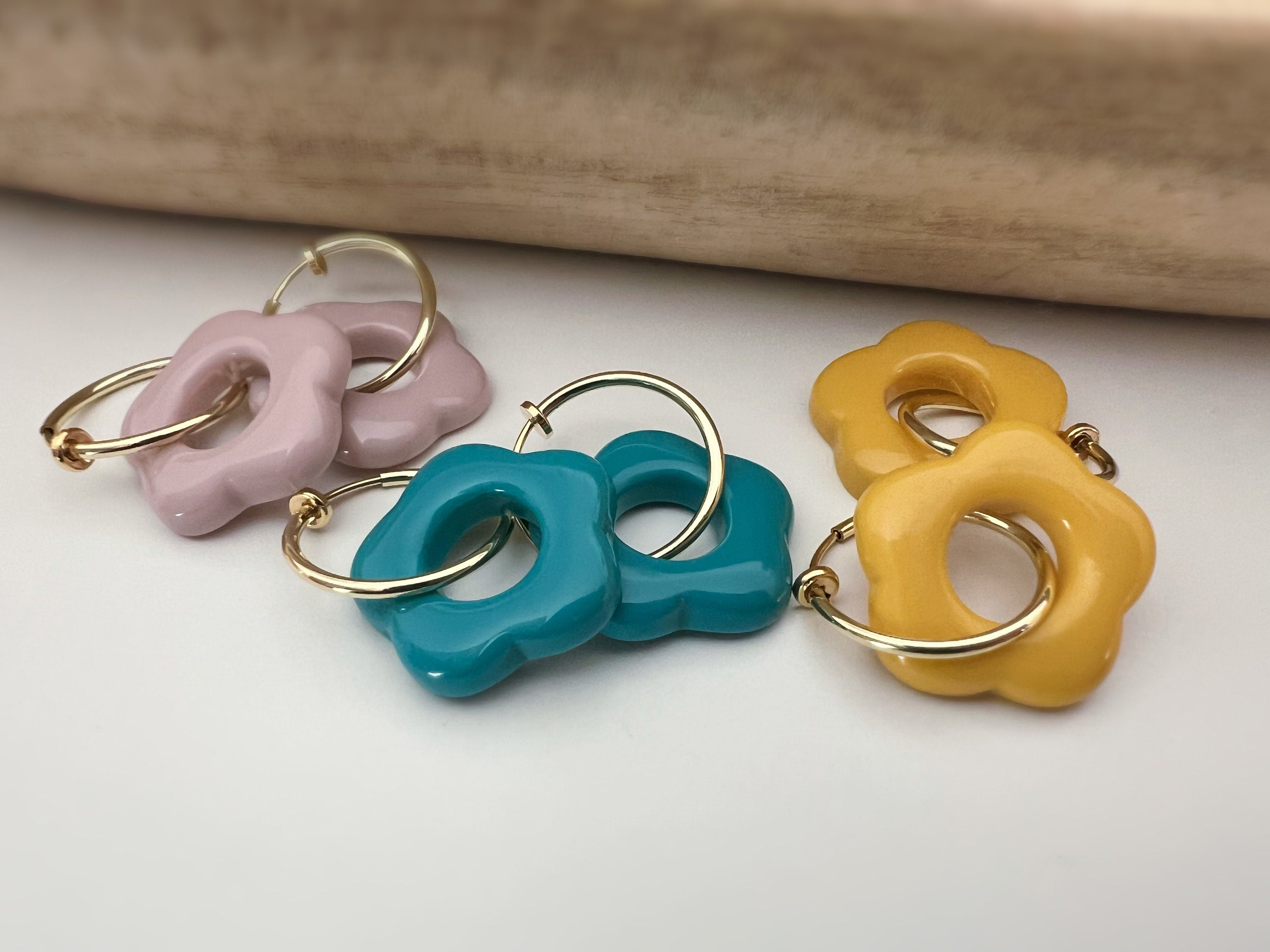 2 EN 1 Créoles Clips 20mm Argent/ Or Cercles fleur jaune / bleu / rose, Clips d'oreilles Anneaux Boucles d'oreilles à clips.