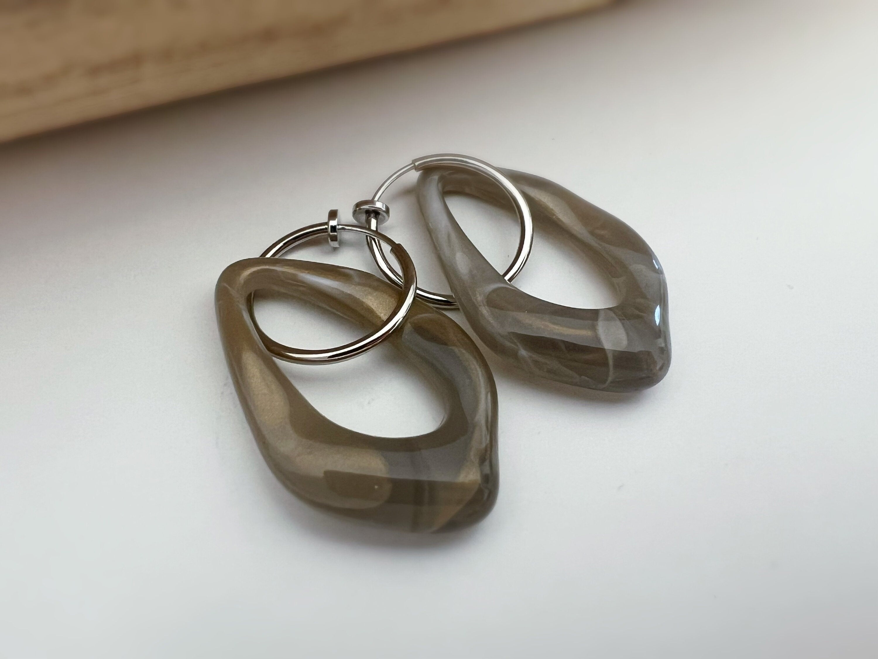 2 EN 1, Clips d'oreilles Anneaux Grand Losange Acétate Vert Marron transparent. Créoles Clips 20mm Argent / Or. CLIPS confortable