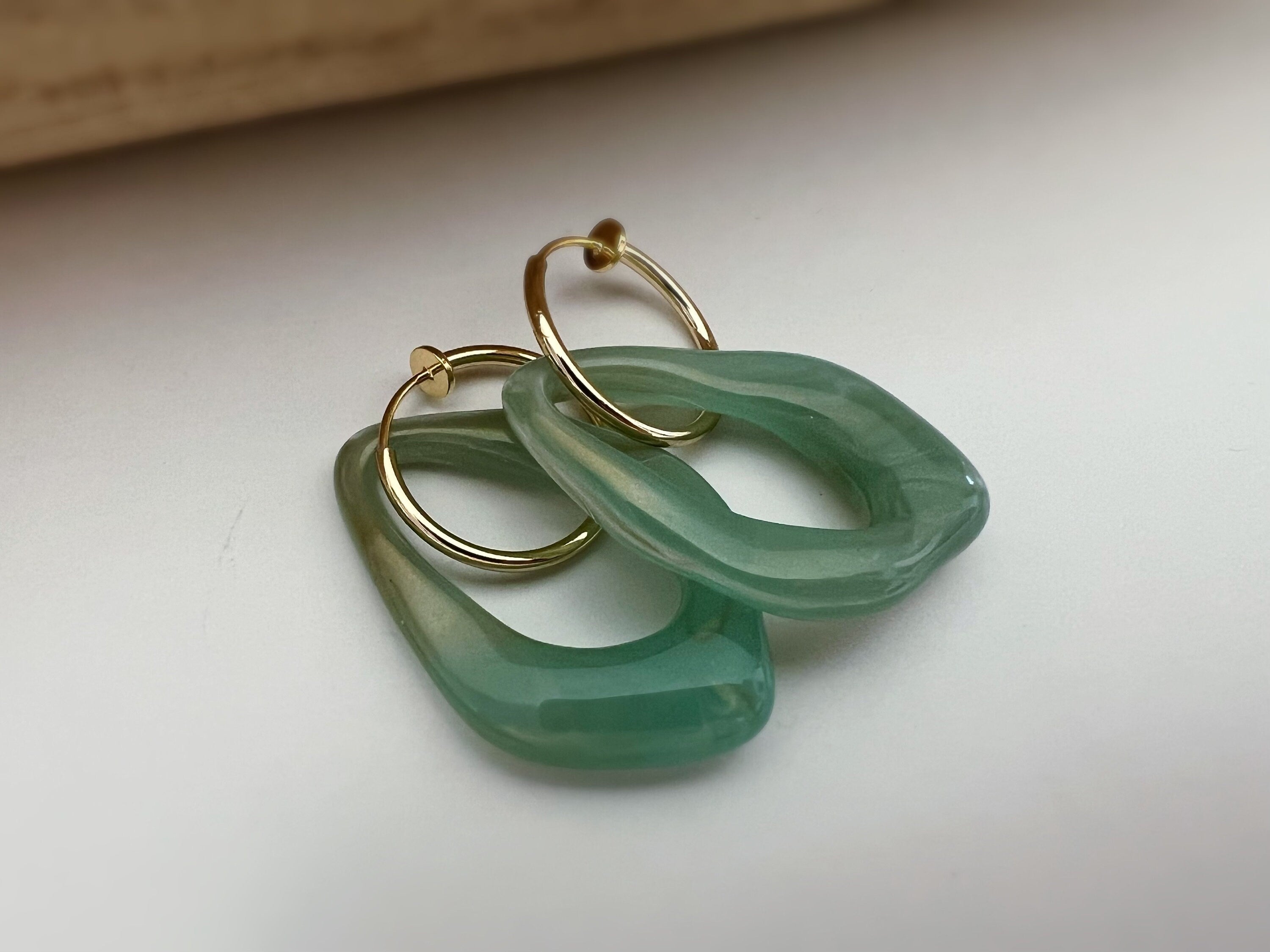 2 EN 1, Clips d'oreilles Anneaux Grand Losange Acétate Vert Marron transparent. Créoles Clips 20mm Argent / Or. CLIPS confortable