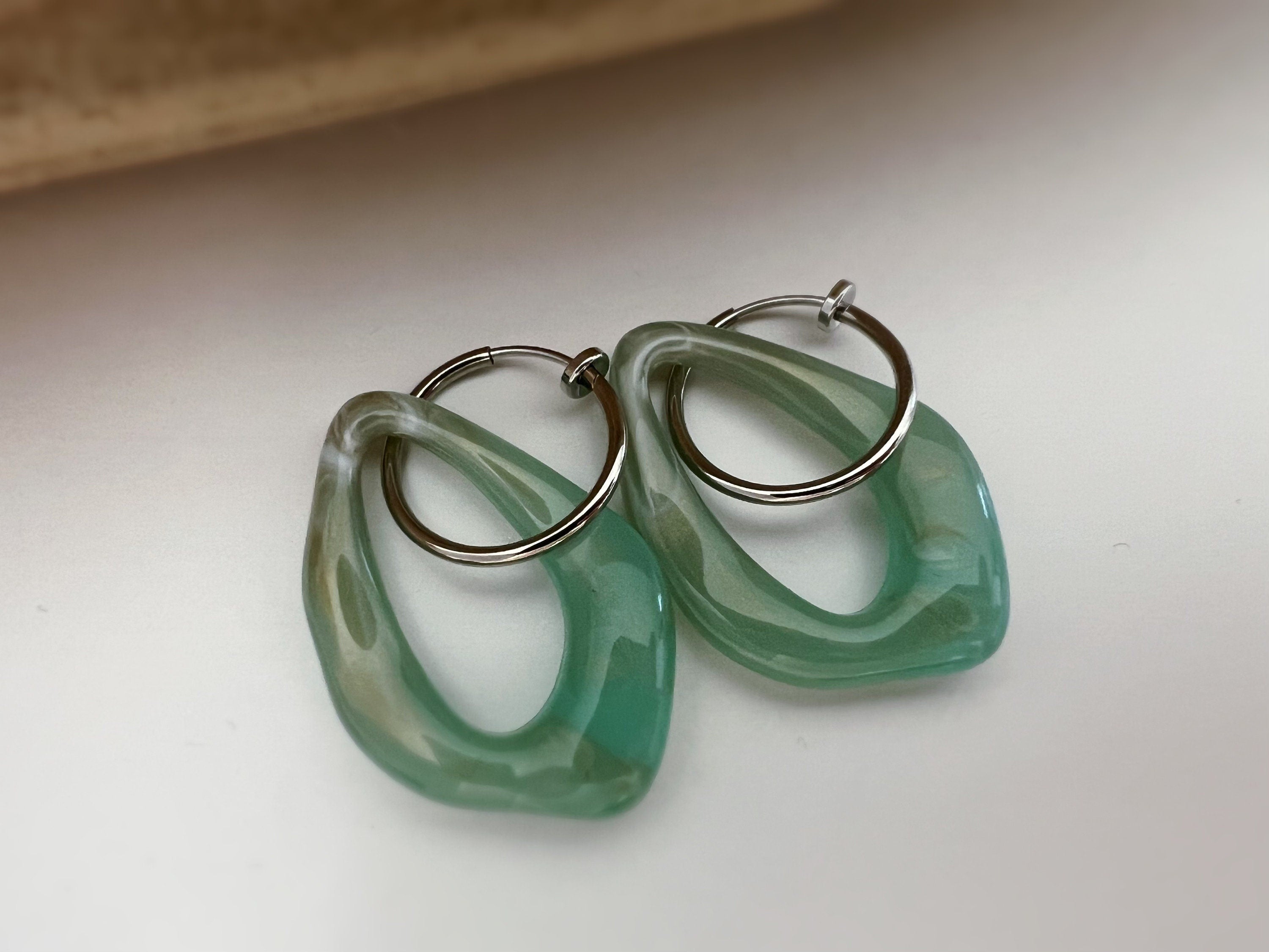 2 EN 1, Clips d'oreilles Anneaux Grand Losange Acétate Vert Marron transparent. Créoles Clips 20mm Argent / Or. CLIPS confortable