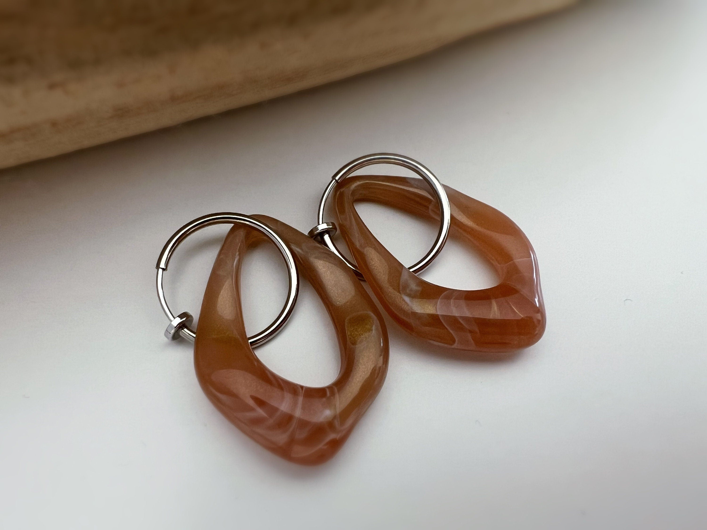 2 EN 1, Clips d'oreilles Anneaux Grand Losange Acétate Vert Marron transparent. Créoles Clips 20mm Argent / Or. CLIPS confortable