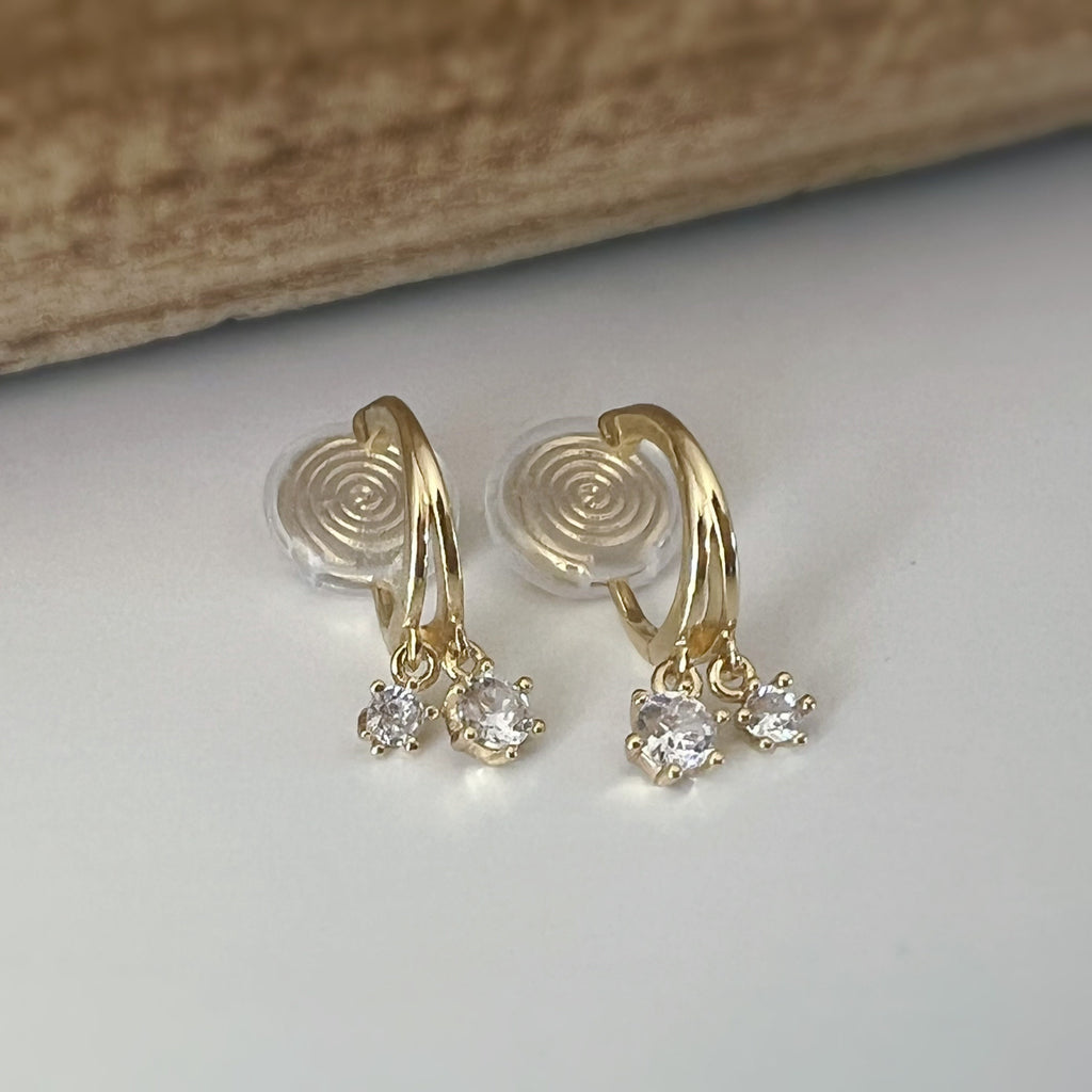 SANS DOULEUR ! Boucles d'oreilles CLIPS U spirale Petit cercle double Mini Pierres Zircon Rond plaqué d'Or. Clips d'oreilles confortable.