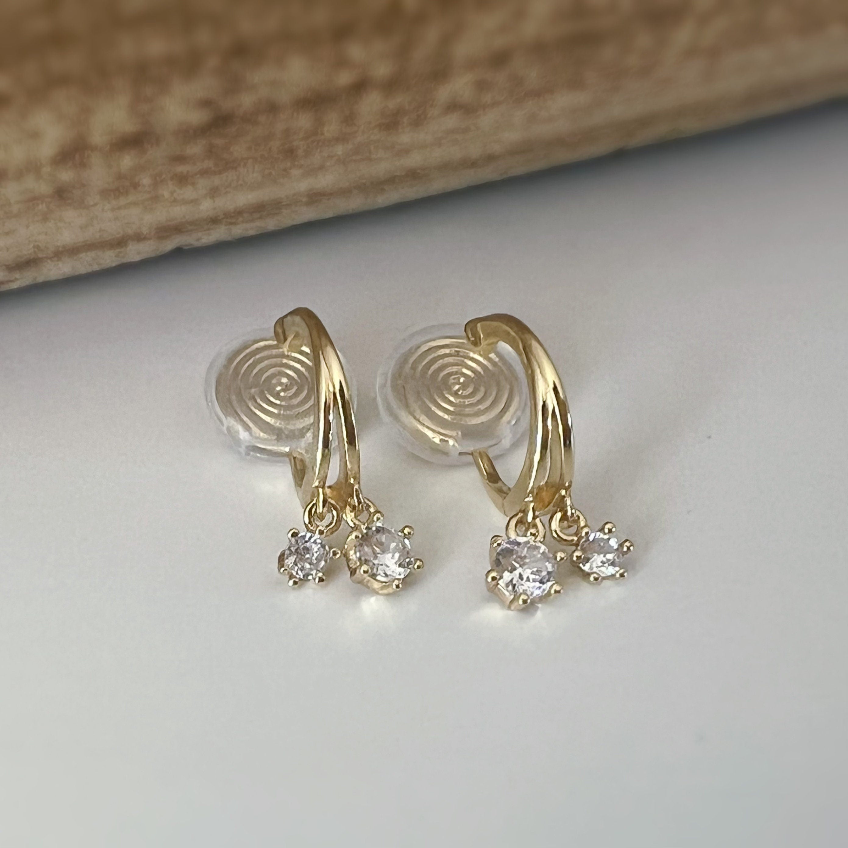 SANS DOULEUR ! Boucles d'oreilles CLIPS U spirale Petit cercle double Mini Pierres Zircon Rond plaqué d'Or. Clips d'oreilles confortable.
