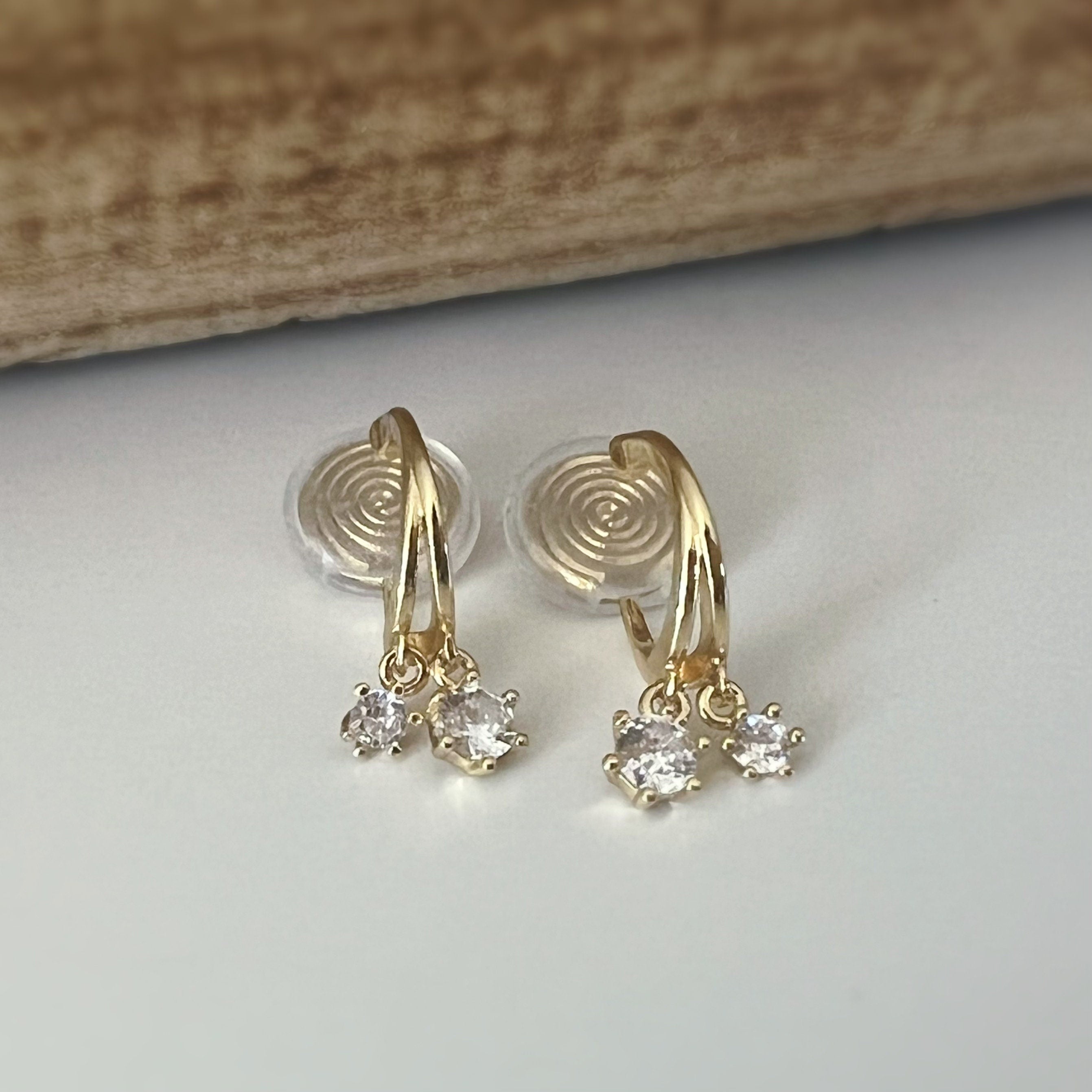 SANS DOULEUR ! Boucles d'oreilles CLIPS U spirale Petit cercle double Mini Pierres Zircon Rond plaqué d'Or. Clips d'oreilles confortable.