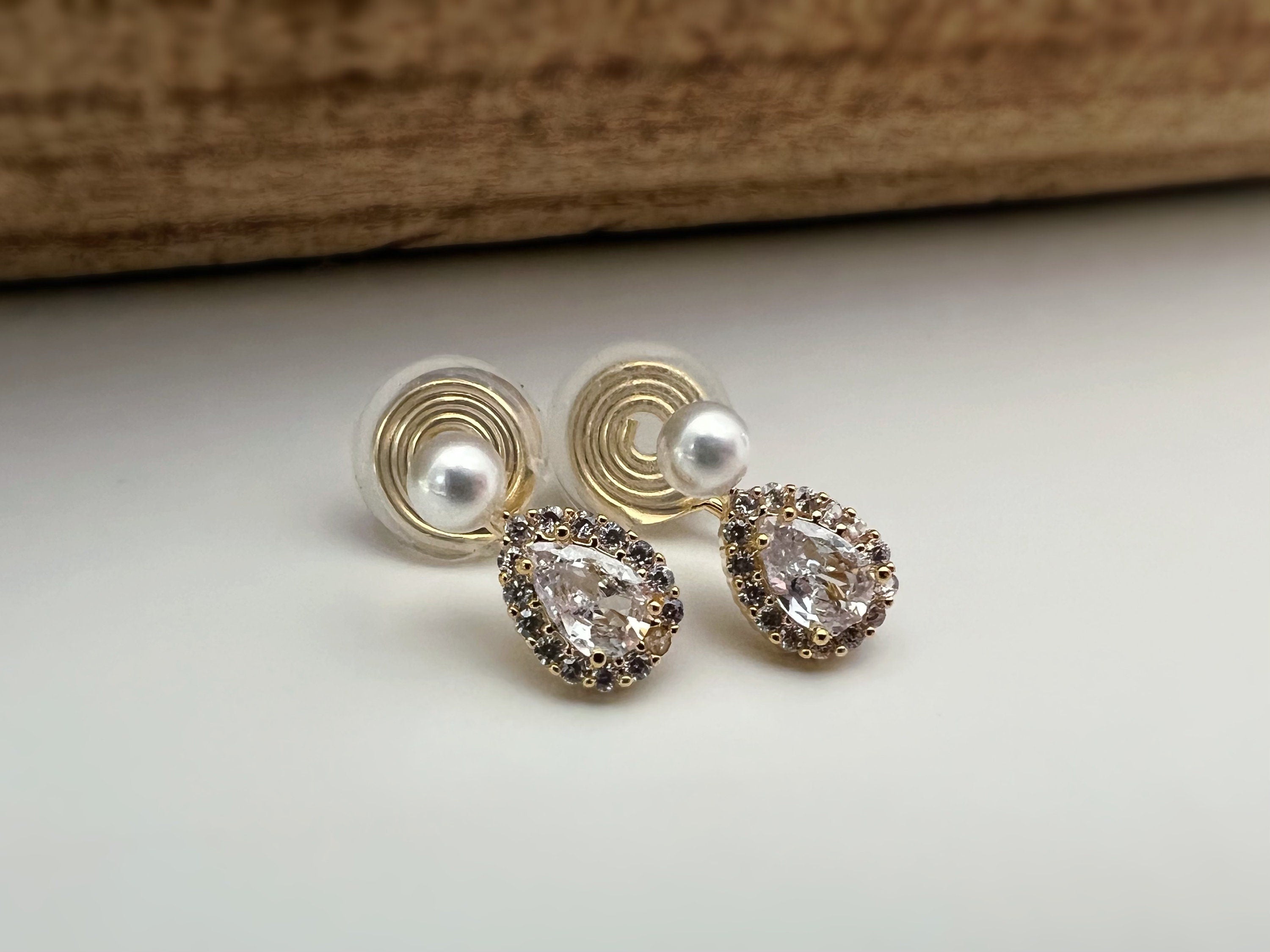 SANS DOULEUR ! Boucles d'oreilles CLIPS U spirale plaqué d'Or mini Perle blanche 4mm Goutte d'eau Zircon. Clips d'oreilles confortable.