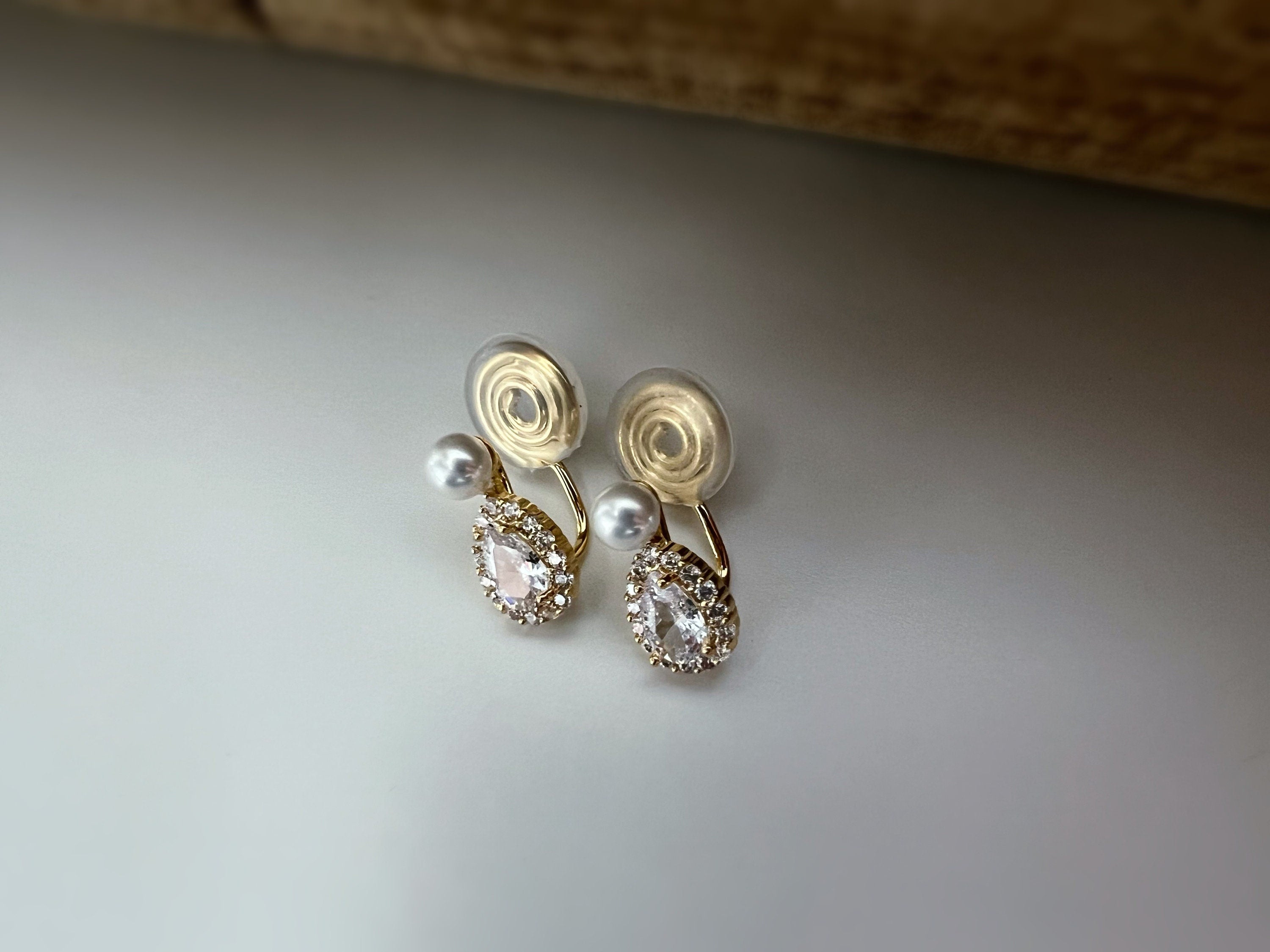 SANS DOULEUR ! Boucles d'oreilles CLIPS U spirale plaqué d'Or mini Perle blanche 4mm Goutte d'eau Zircon. Clips d'oreilles confortable.