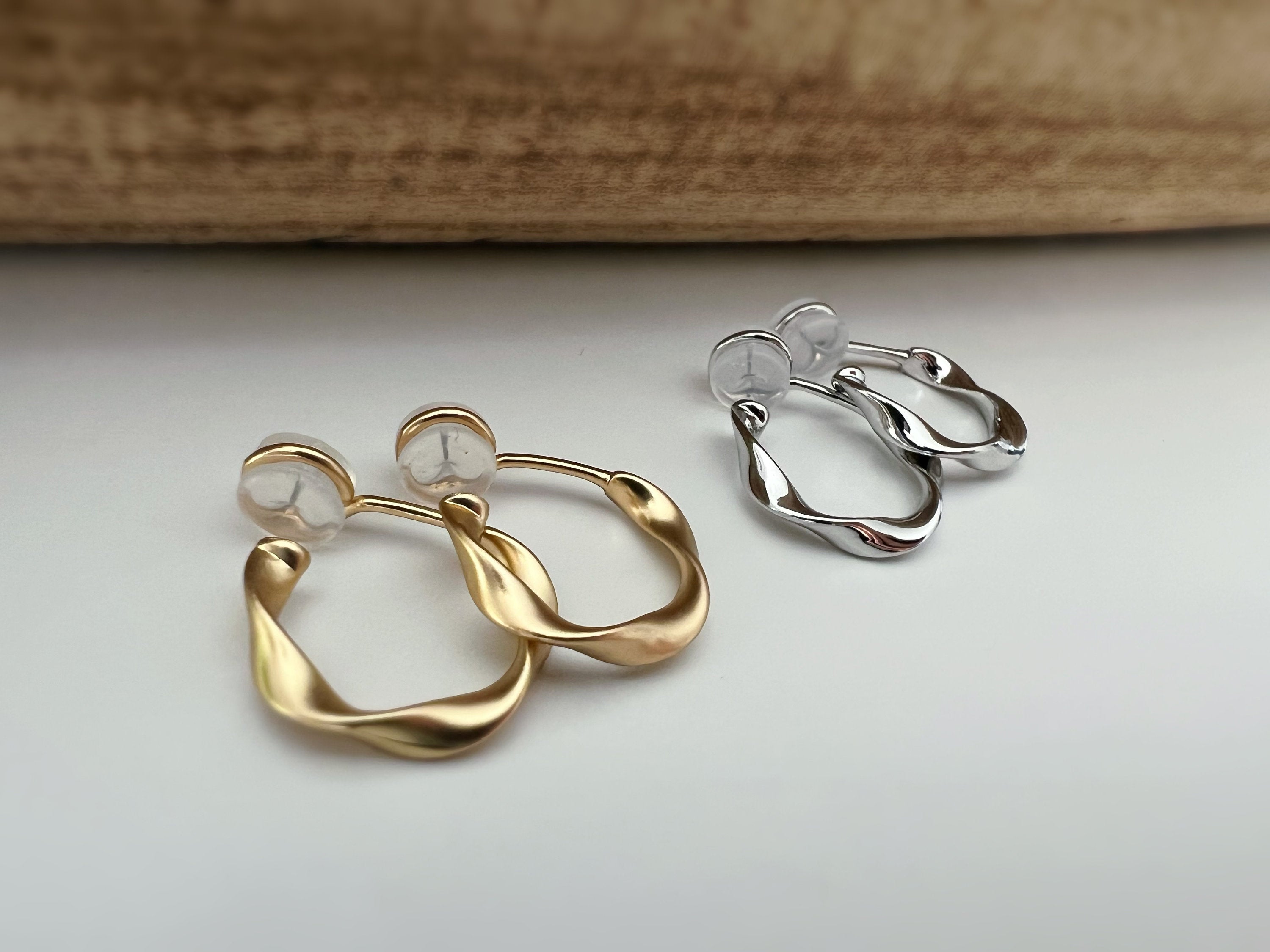SANS DOULEUR ! 20mm Boucles d'oreilles CLIPS U Cercle torsadé Or Mat / Argent / Argent Mat. Clips d'oreilles confortable Boucles Délicates