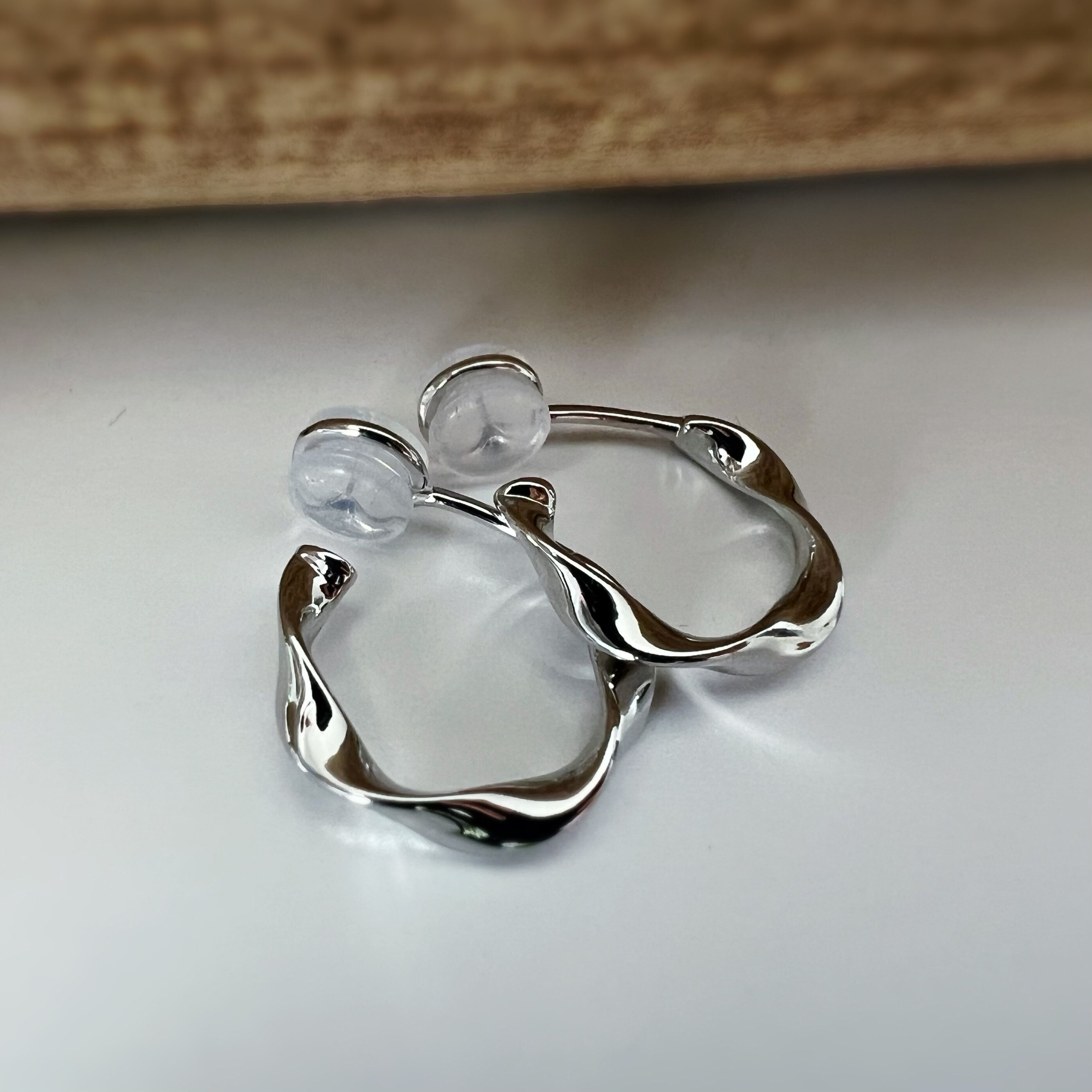 SANS DOULEUR ! 20mm Boucles d'oreilles CLIPS U Cercle torsadé Or Mat / Argent / Argent Mat. Clips d'oreilles confortable Boucles Délicates
