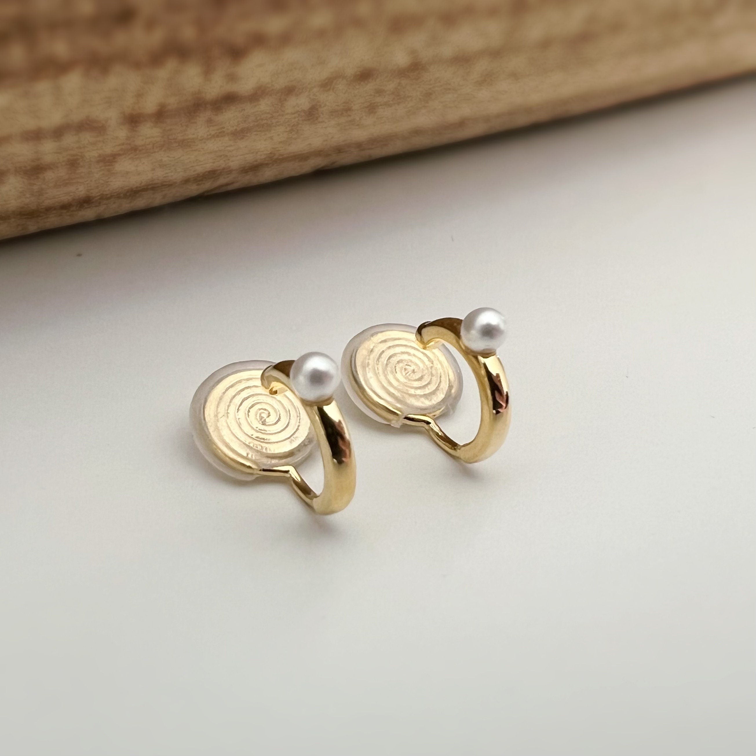 SANS DOULEUR ! Boucles d'oreilles CLIPS Petit cercle or avec mini perle blanche. Clips d'oreilles confortable Boucles Délicates