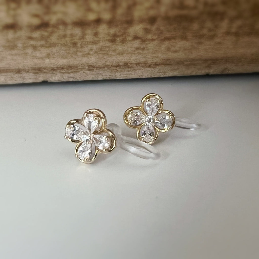 Mini CLIPS d'oreilles invisibles, Mini Fleur quatre pétales Or Zircon, Boucles d'oreilles clips confortable délicat minimaliste