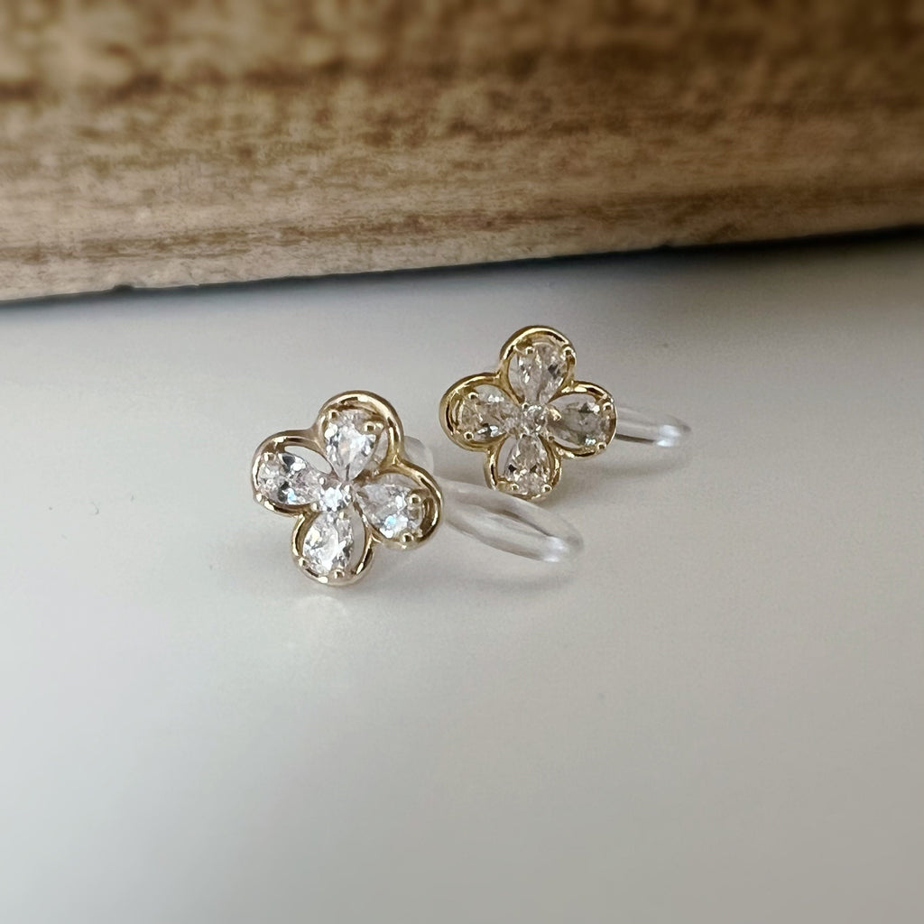 Mini CLIPS d'oreilles invisibles, Mini Fleur quatre pétales Or Zircon, Boucles d'oreilles clips confortable délicat minimaliste