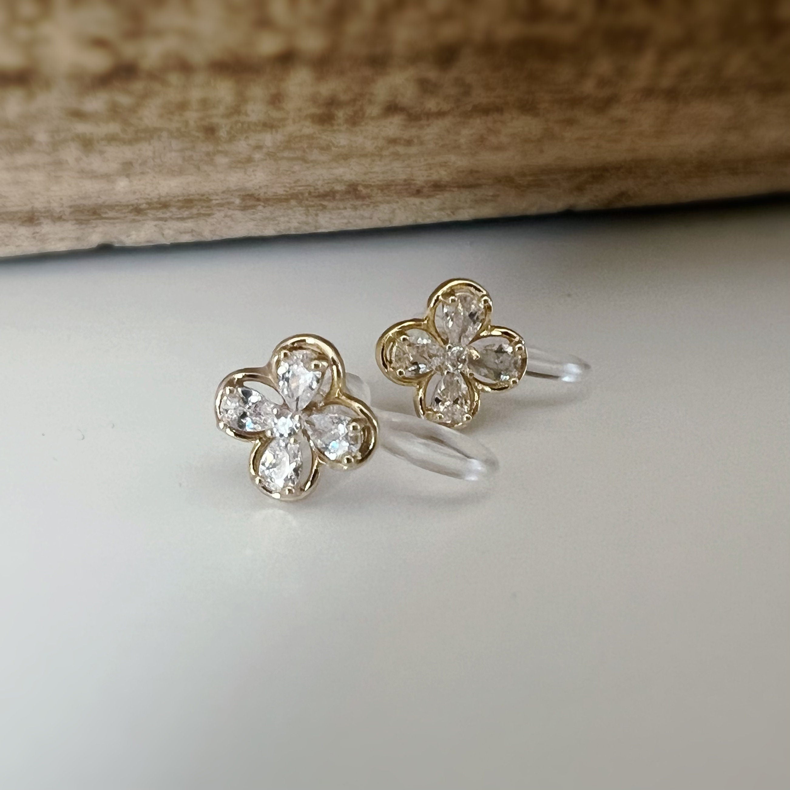 Mini CLIPS d'oreilles invisibles, Mini Fleur quatre pétales Or Zircon, Boucles d'oreilles clips confortable délicat minimaliste