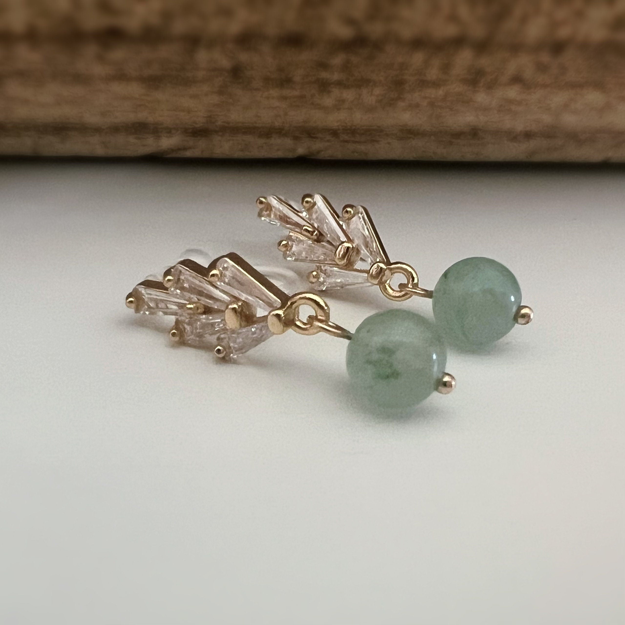 Boucles d'oreilles Clips INVISIBLES, clips d'oreilles pendants feuilles Zircon Argent/ Or avec perle verte Bijoux quotidien. Prêt à offrir.