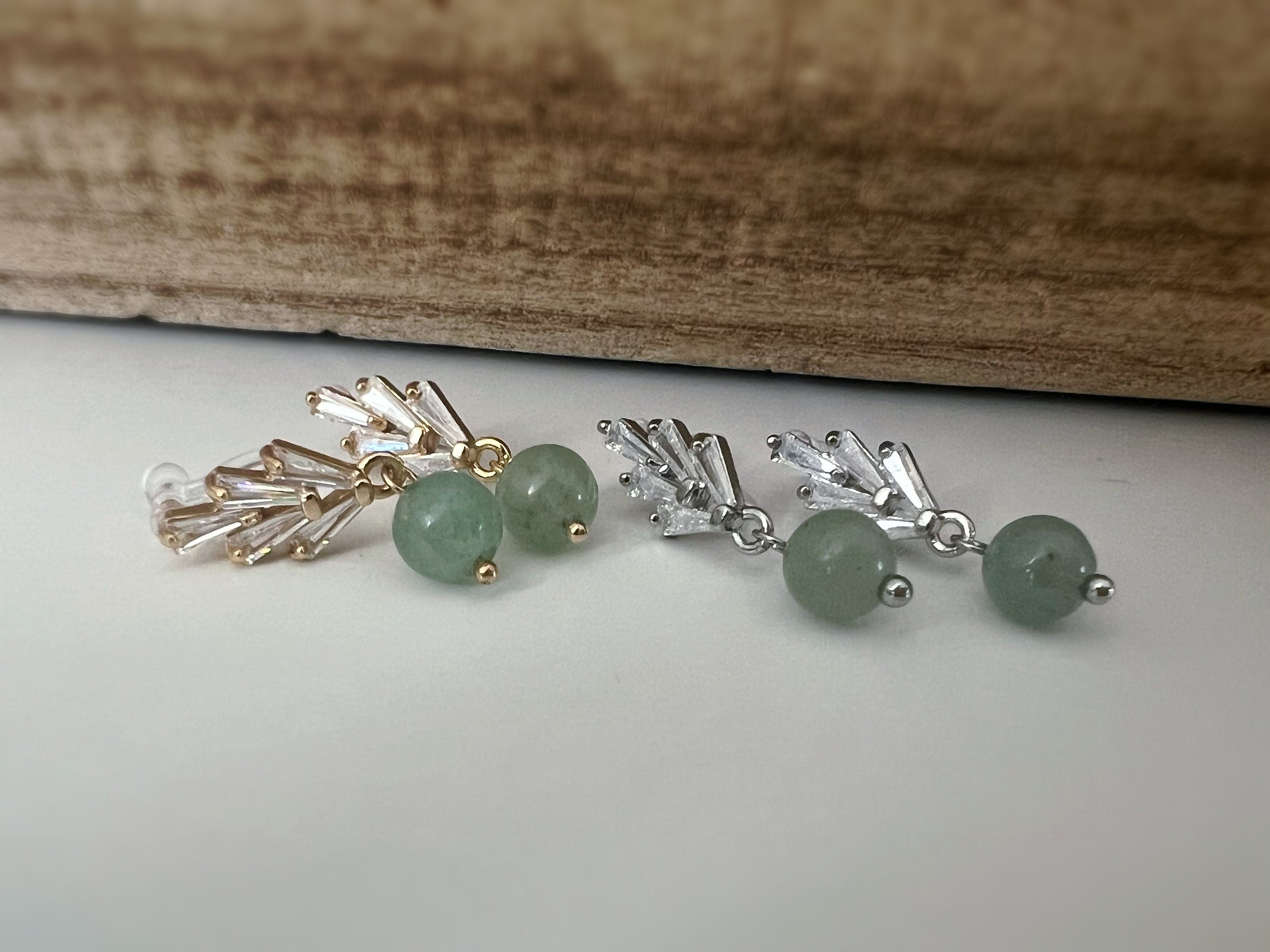 Boucles d'oreilles Clips INVISIBLES, clips d'oreilles pendants feuilles Zircon Argent/ Or avec perle verte Bijoux quotidien. Prêt à offrir.