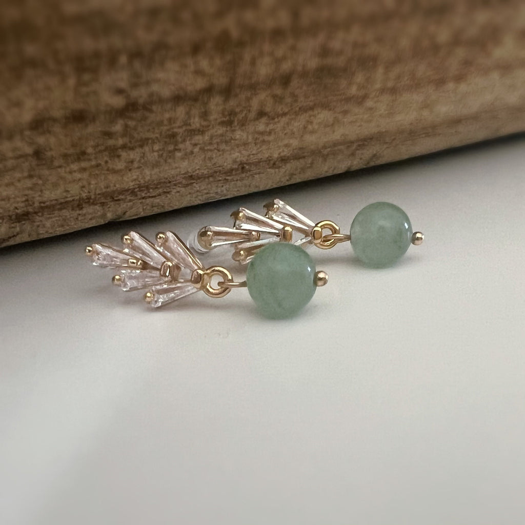 Boucles d'oreilles Clips INVISIBLES, clips d'oreilles pendants feuilles Zircon Argent/ Or avec perle verte Bijoux quotidien. Prêt à offrir.