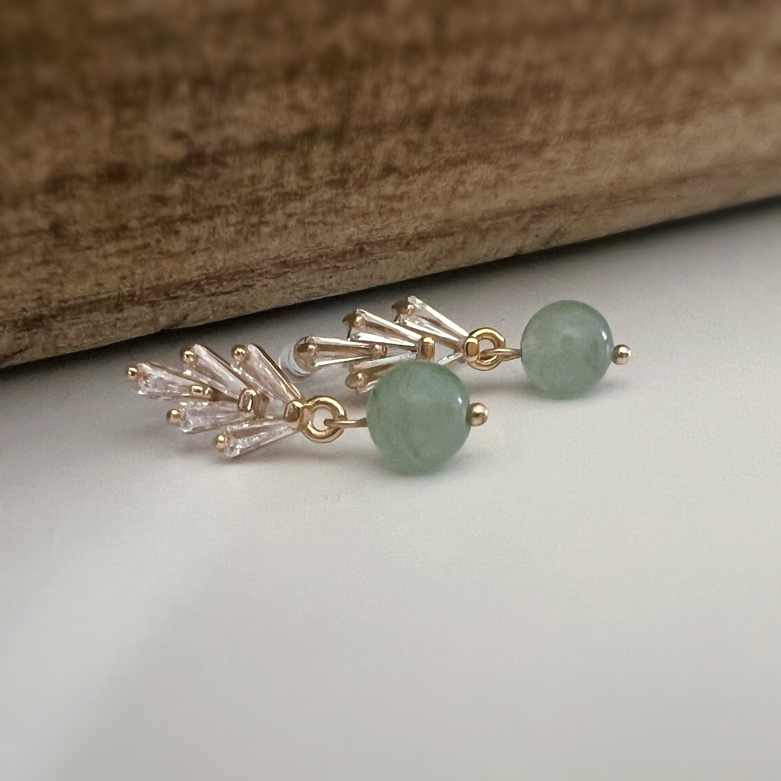 Boucles d'oreilles Clips INVISIBLES, clips d'oreilles pendants feuilles Zircon Argent/ Or avec perle verte Bijoux quotidien. Prêt à offrir.