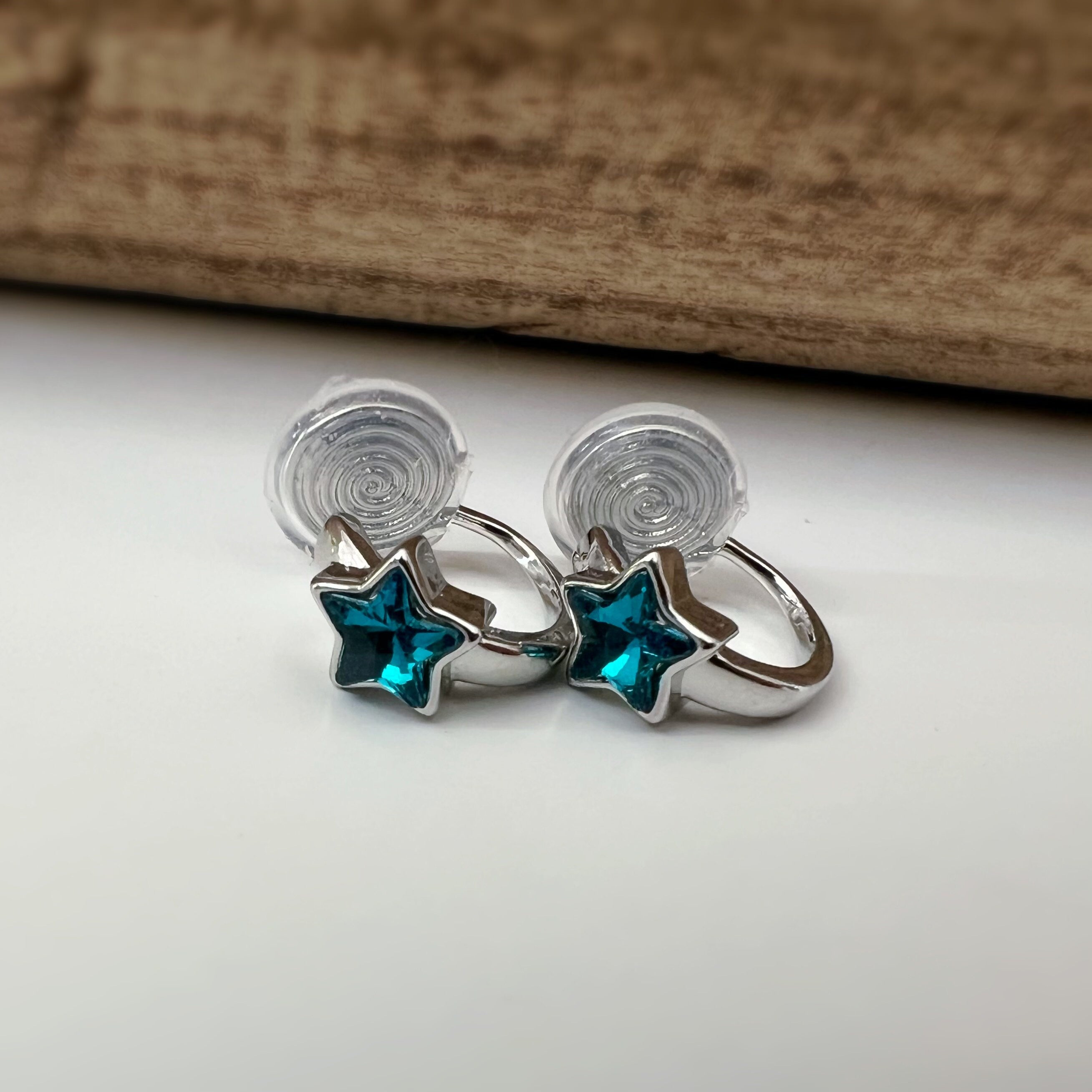 SANS DOULEUR ! Boucles d'oreilles CLIPS Petit cercle argent avec petit étoile bleu. Clips d'oreilles confortable Boucles Délicates