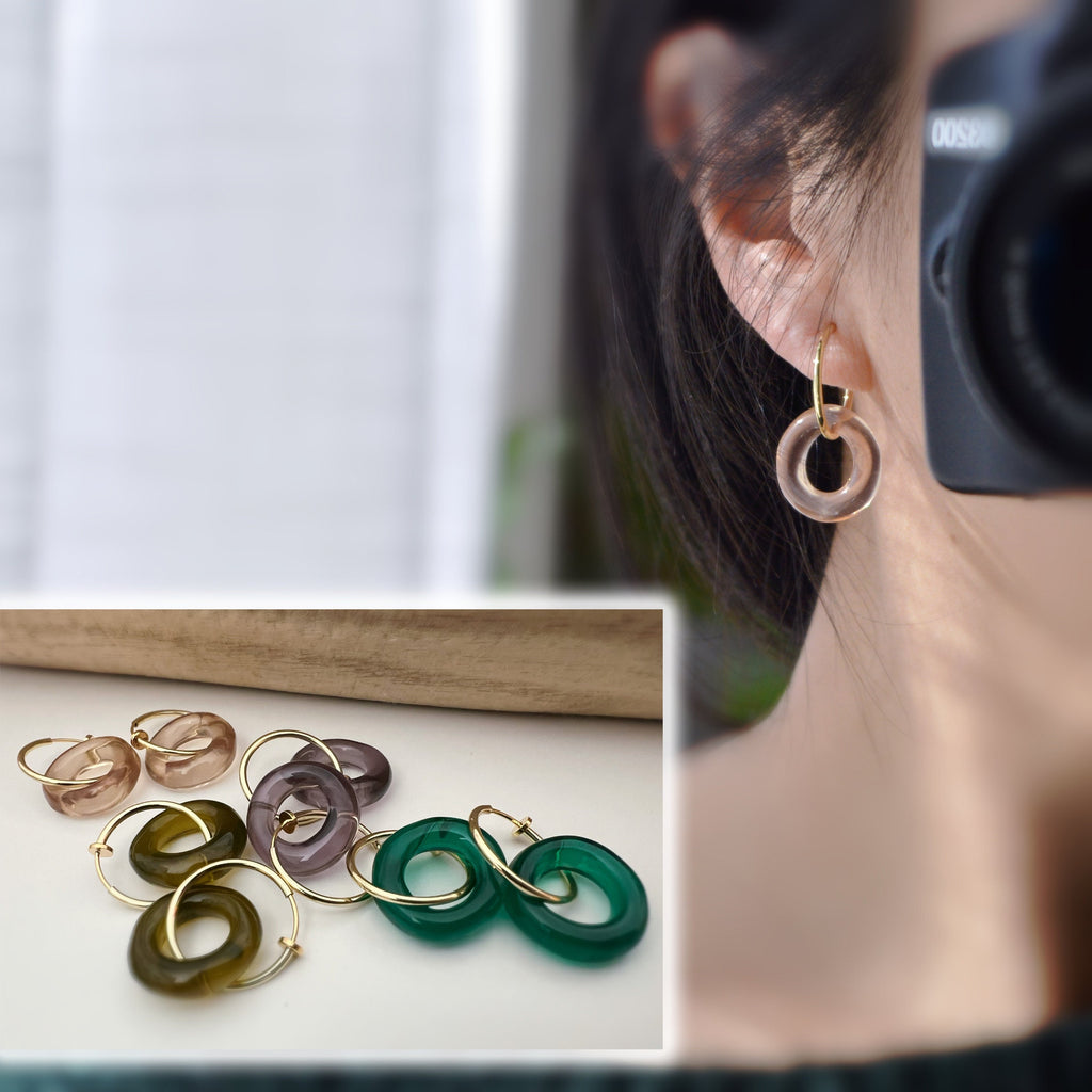 2 EN 1 Créoles Clips 20mm OR Cercle Violet / Vert paon / Beige / Marron. Clips d'oreilles Anneaux Or pour oreilles non percées.
