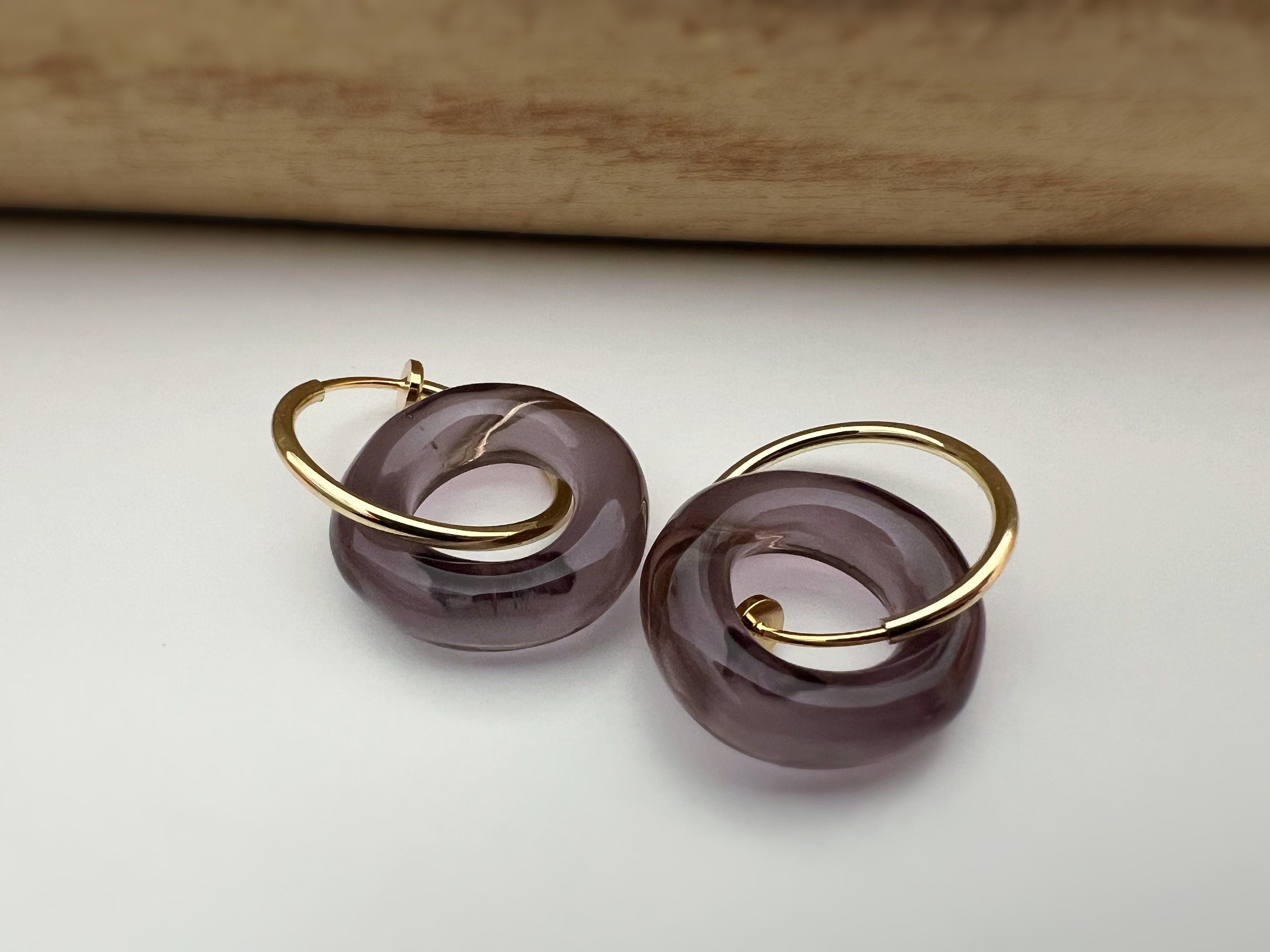 2 EN 1 Créoles Clips 20mm OR Cercle Violet / Vert paon / Beige / Marron. Clips d'oreilles Anneaux Or pour oreilles non percées.