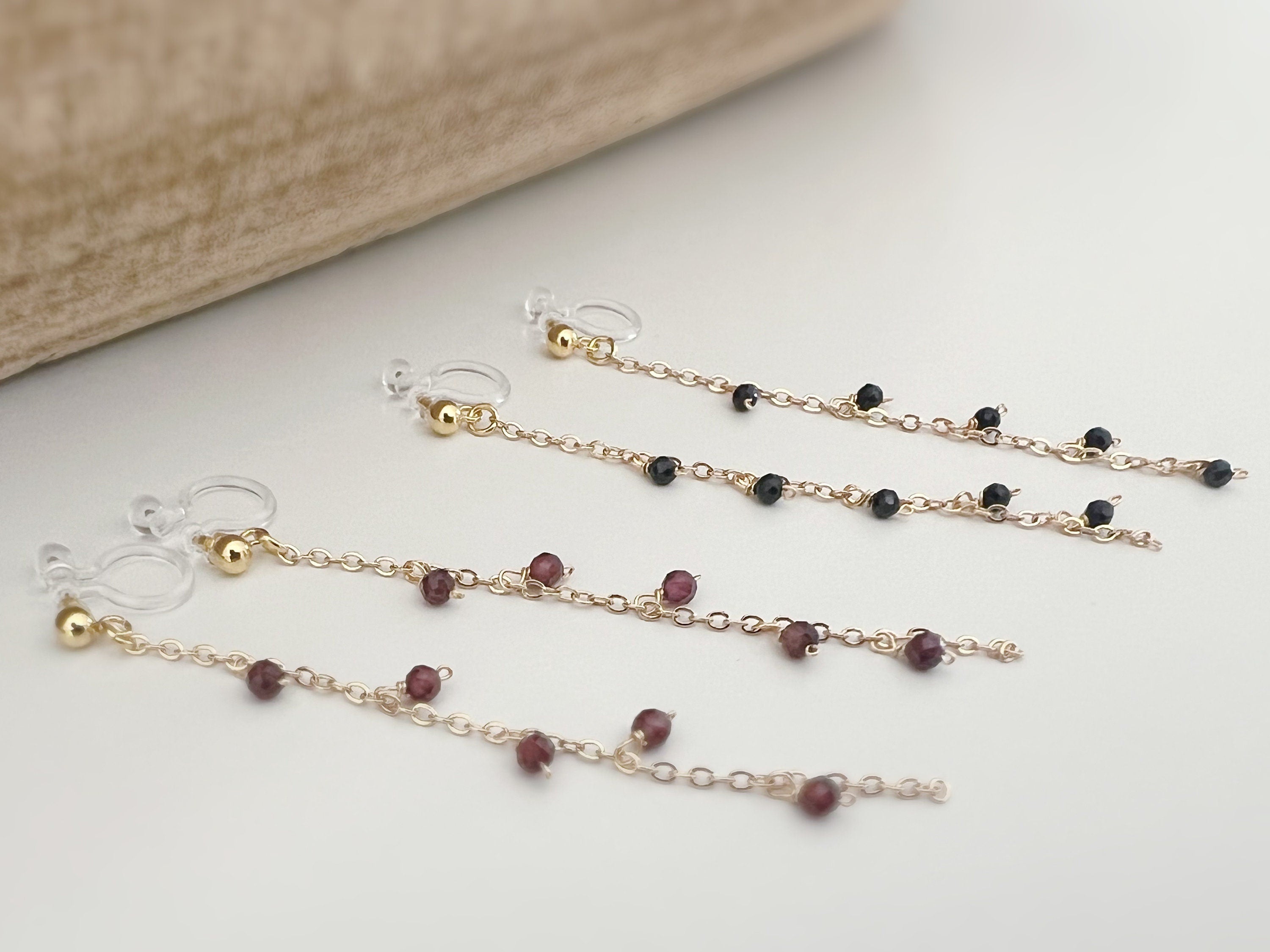 Longues Boucles d'oreilles Clips INVISIBLES, Clips d'oreilles pendants Mini perles facettes Rouge / Noir Chaîne or. Bijoux quotidien.