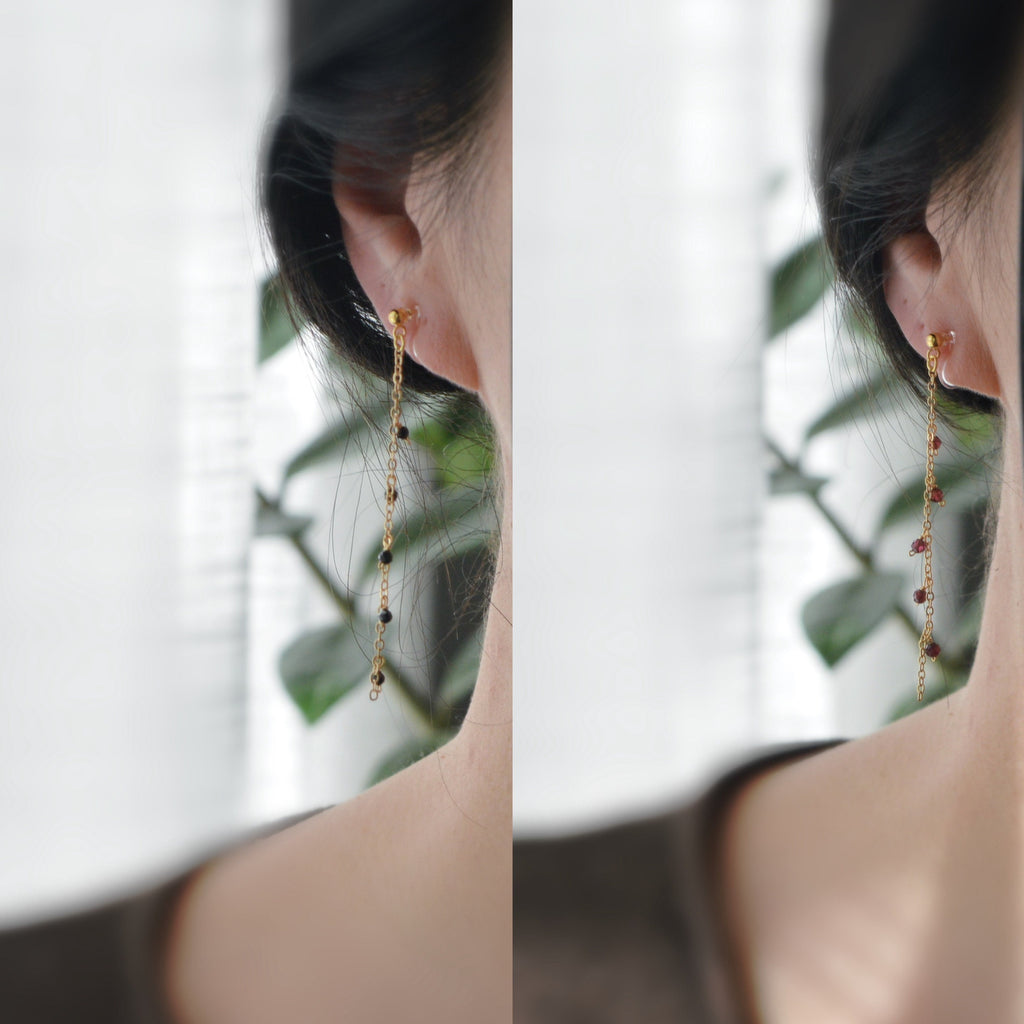 Longues Boucles d'oreilles Clips INVISIBLES, Clips d'oreilles pendants Mini perles facettes Rouge / Noir Chaîne or. Bijoux quotidien.